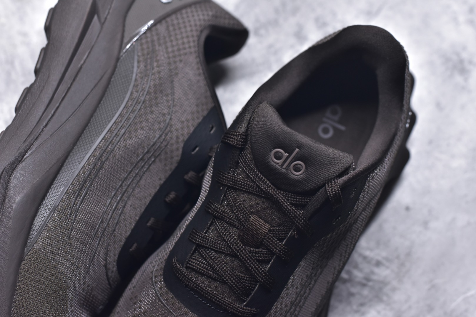 图片[9]-#Alo Runner 明星同款 四季常青款增高低帮休闲生活鞋 大厂采购原材料 多处细节一步到位 采用增高4CM防滑耐磨鞋底 随意搭配的都好看的鞋子 货号：A0590U 尺码：36-45-选品中心