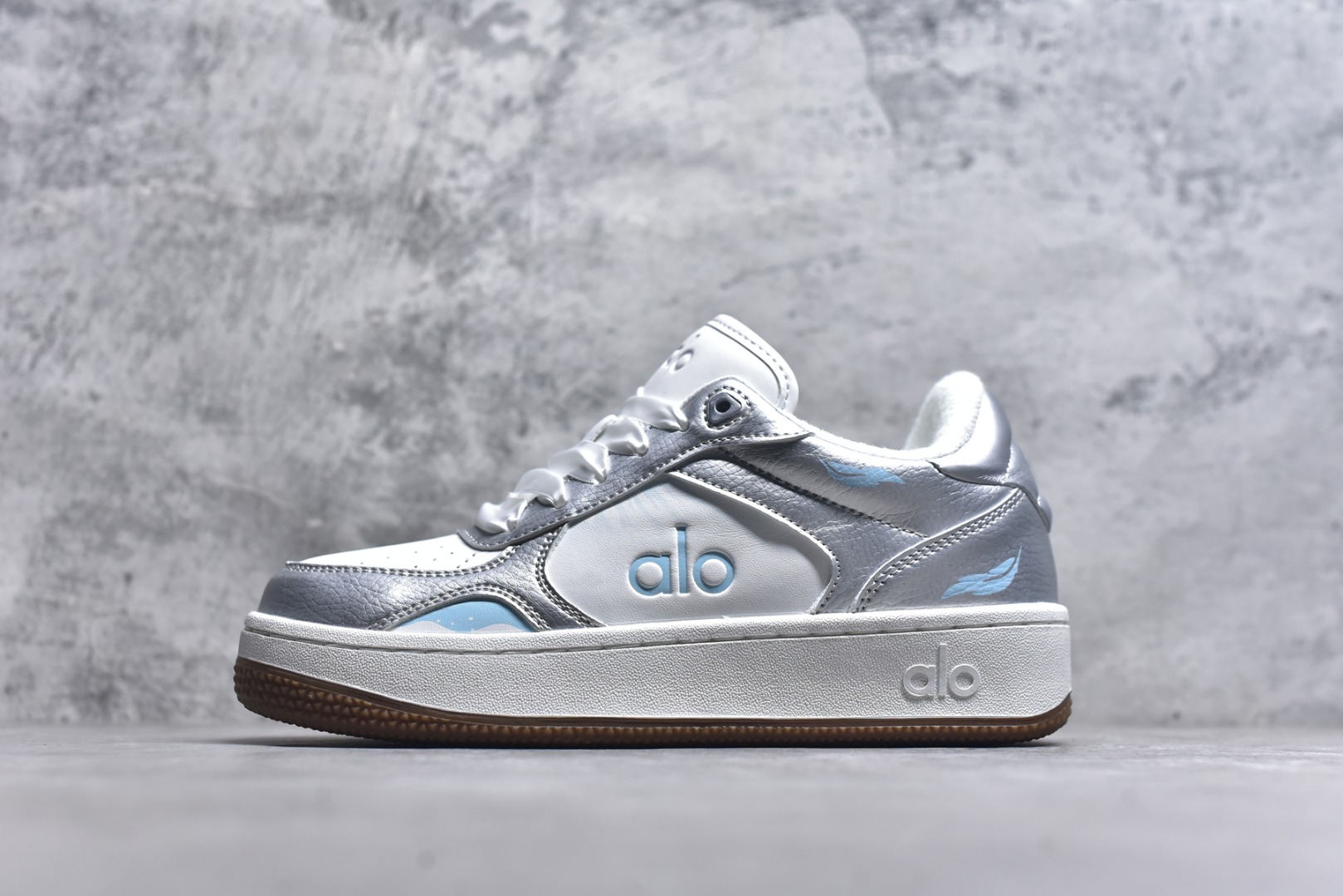 #Alo Yoga Recovery Mode 128人气单品 舒适简约防滑耐磨低帮休闲板鞋 #Alo Yoga于2007年创立于洛杉矶，意在传播有意识的运动，同时激发人们的健康意识与创造力。品牌的核心理念在于制作能够带来完美体验的瑜伽服饰与功能性单品，让有意识的运动融入并改变生活。 尺码：36 36.5 37 37.5 38 38.5 39 40 41-选品中心