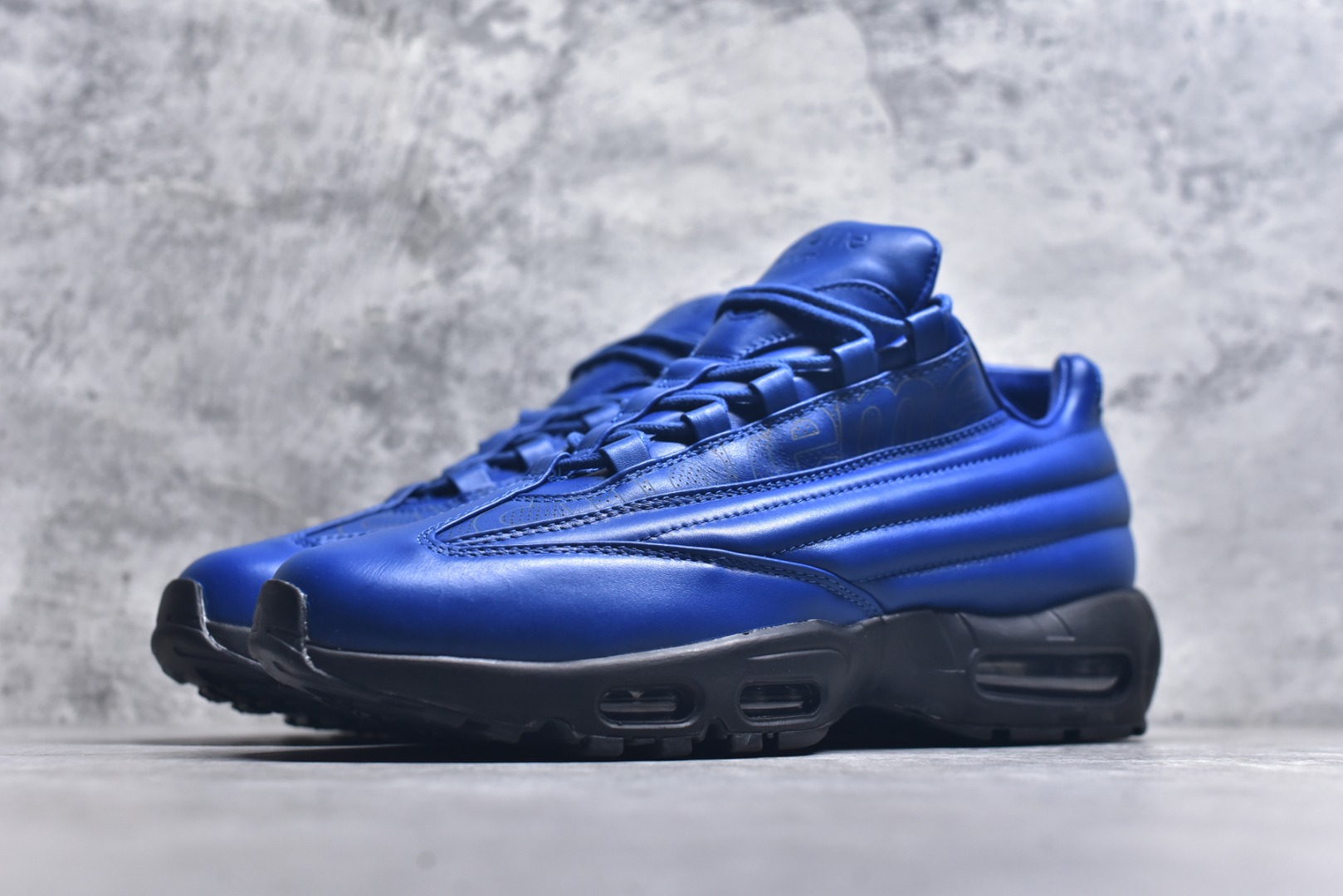 图片[2]-#NIKE Air Max 95 LUX Supreme纯原版本 潮流百搭 气垫缓震慢跑鞋 Air Max 95就是源于设计师塞吉奥·罗扎诺的构想 Nike Air Max 95的设计灵感源于人体构造 中底设计基于人体的脊柱构造 是整体设计的核心 尼龙孔眼代表了肋骨 而分层式面板和网眼象征着肌肉纤维和肉体组织 Air Max95采用了两个独立的吹塑成型的Air-Sole单元 并首次在前掌使用可视化气垫设计 Swoosh logo被当作一个标点符号放在了鞋子的后帮位置 货号： CI0999 4002337 尺码： 36 36.5 37.5 38 38.5 39 40 40.5 41 42 42.5 43 44 44.5 45 46 47.5-选品中心