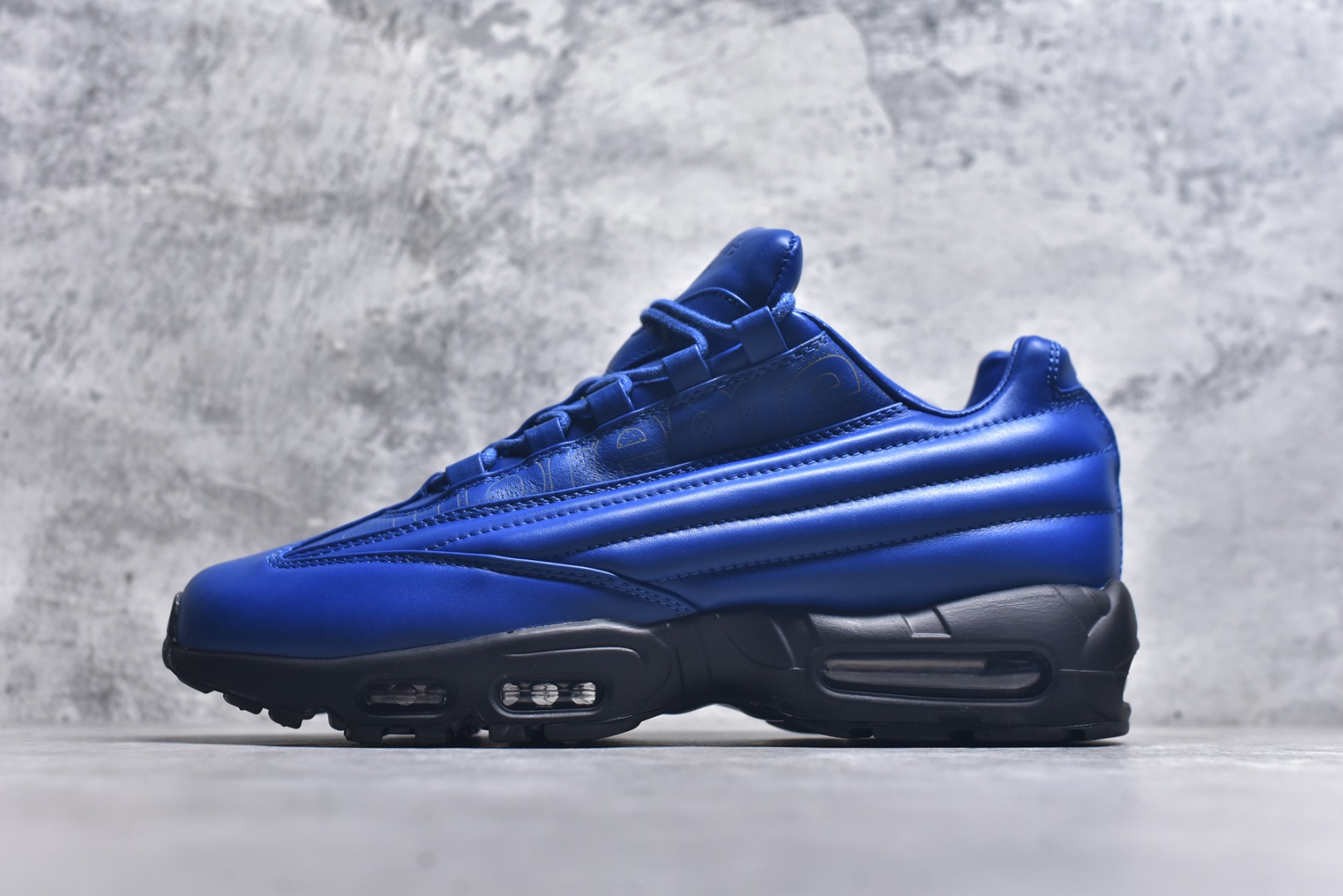 #NIKE Air Max 95 LUX Supreme纯原版本 潮流百搭 气垫缓震慢跑鞋 Air Max 95就是源于设计师塞吉奥·罗扎诺的构想 Nike Air Max 95的设计灵感源于人体构造 中底设计基于人体的脊柱构造 是整体设计的核心 尼龙孔眼代表了肋骨 而分层式面板和网眼象征着肌肉纤维和肉体组织 Air Max95采用了两个独立的吹塑成型的Air-Sole单元 并首次在前掌使用可视化气垫设计 Swoosh logo被当作一个标点符号放在了鞋子的后帮位置 货号： CI0999 4002337 尺码： 36 36.5 37.5 38 38.5 39 40 40.5 41 42 42.5 43 44 44.5 45 46 47.5-选品中心