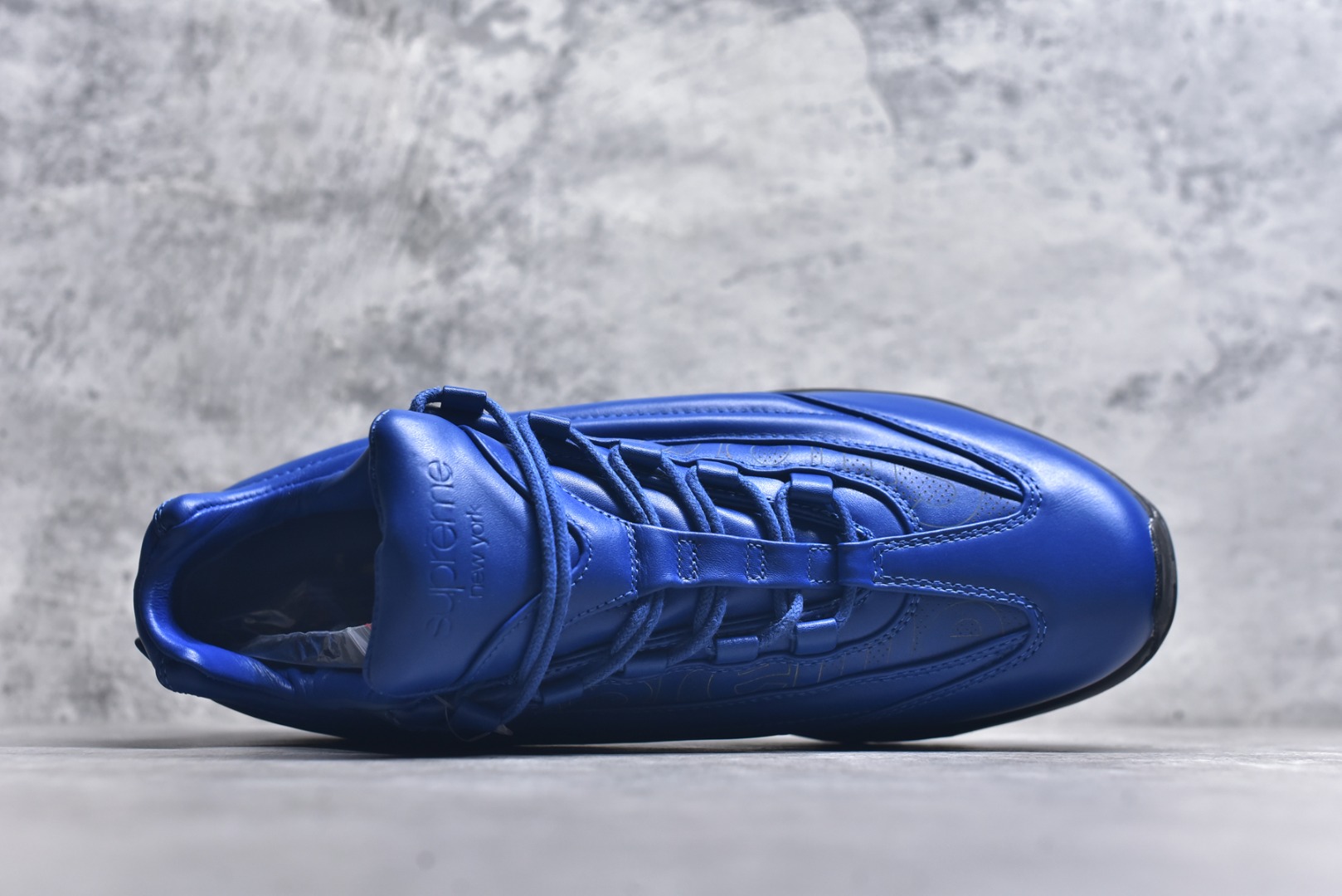 图片[4]-#NIKE Air Max 95 LUX Supreme纯原版本 潮流百搭 气垫缓震慢跑鞋 Air Max 95就是源于设计师塞吉奥·罗扎诺的构想 Nike Air Max 95的设计灵感源于人体构造 中底设计基于人体的脊柱构造 是整体设计的核心 尼龙孔眼代表了肋骨 而分层式面板和网眼象征着肌肉纤维和肉体组织 Air Max95采用了两个独立的吹塑成型的Air-Sole单元 并首次在前掌使用可视化气垫设计 Swoosh logo被当作一个标点符号放在了鞋子的后帮位置 货号： CI0999 4002337 尺码： 36 36.5 37.5 38 38.5 39 40 40.5 41 42 42.5 43 44 44.5 45 46 47.5-选品中心