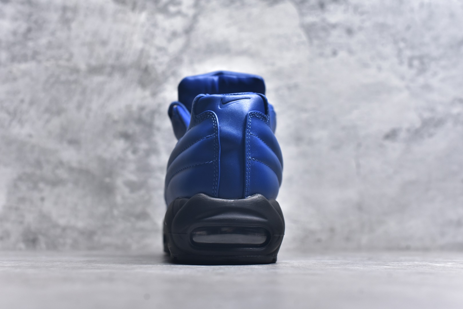 图片[5]-#NIKE Air Max 95 LUX Supreme纯原版本 潮流百搭 气垫缓震慢跑鞋 Air Max 95就是源于设计师塞吉奥·罗扎诺的构想 Nike Air Max 95的设计灵感源于人体构造 中底设计基于人体的脊柱构造 是整体设计的核心 尼龙孔眼代表了肋骨 而分层式面板和网眼象征着肌肉纤维和肉体组织 Air Max95采用了两个独立的吹塑成型的Air-Sole单元 并首次在前掌使用可视化气垫设计 Swoosh logo被当作一个标点符号放在了鞋子的后帮位置 货号： CI0999 4002337 尺码： 36 36.5 37.5 38 38.5 39 40 40.5 41 42 42.5 43 44 44.5 45 46 47.5-选品中心