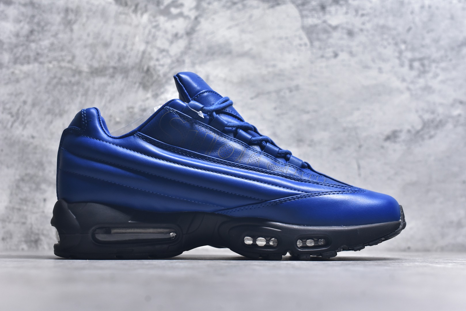 图片[3]-#NIKE Air Max 95 LUX Supreme纯原版本 潮流百搭 气垫缓震慢跑鞋 Air Max 95就是源于设计师塞吉奥·罗扎诺的构想 Nike Air Max 95的设计灵感源于人体构造 中底设计基于人体的脊柱构造 是整体设计的核心 尼龙孔眼代表了肋骨 而分层式面板和网眼象征着肌肉纤维和肉体组织 Air Max95采用了两个独立的吹塑成型的Air-Sole单元 并首次在前掌使用可视化气垫设计 Swoosh logo被当作一个标点符号放在了鞋子的后帮位置 货号： CI0999 4002337 尺码： 36 36.5 37.5 38 38.5 39 40 40.5 41 42 42.5 43 44 44.5 45 46 47.5-选品中心