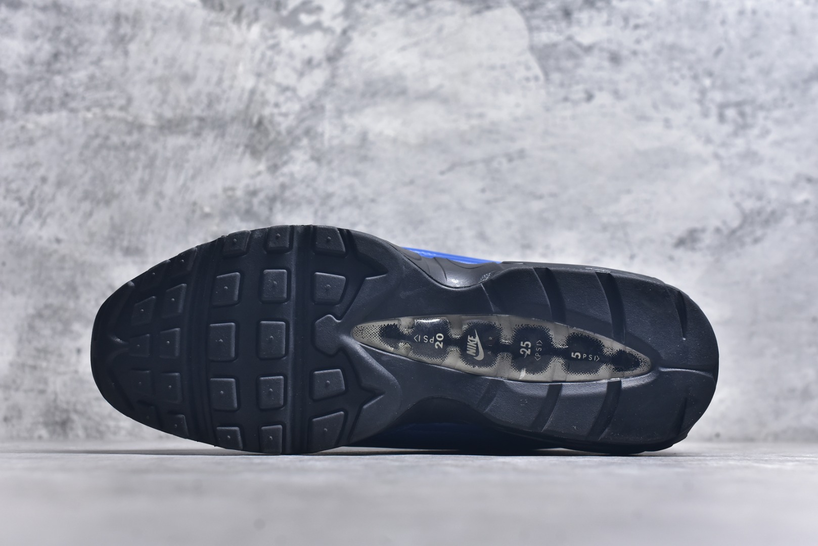 图片[6]-#NIKE Air Max 95 LUX Supreme纯原版本 潮流百搭 气垫缓震慢跑鞋 Air Max 95就是源于设计师塞吉奥·罗扎诺的构想 Nike Air Max 95的设计灵感源于人体构造 中底设计基于人体的脊柱构造 是整体设计的核心 尼龙孔眼代表了肋骨 而分层式面板和网眼象征着肌肉纤维和肉体组织 Air Max95采用了两个独立的吹塑成型的Air-Sole单元 并首次在前掌使用可视化气垫设计 Swoosh logo被当作一个标点符号放在了鞋子的后帮位置 货号： CI0999 4002337 尺码： 36 36.5 37.5 38 38.5 39 40 40.5 41 42 42.5 43 44 44.5 45 46 47.5-选品中心