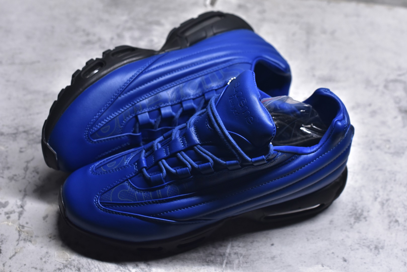 图片[7]-#NIKE Air Max 95 LUX Supreme纯原版本 潮流百搭 气垫缓震慢跑鞋 Air Max 95就是源于设计师塞吉奥·罗扎诺的构想 Nike Air Max 95的设计灵感源于人体构造 中底设计基于人体的脊柱构造 是整体设计的核心 尼龙孔眼代表了肋骨 而分层式面板和网眼象征着肌肉纤维和肉体组织 Air Max95采用了两个独立的吹塑成型的Air-Sole单元 并首次在前掌使用可视化气垫设计 Swoosh logo被当作一个标点符号放在了鞋子的后帮位置 货号： CI0999 4002337 尺码： 36 36.5 37.5 38 38.5 39 40 40.5 41 42 42.5 43 44 44.5 45 46 47.5-选品中心