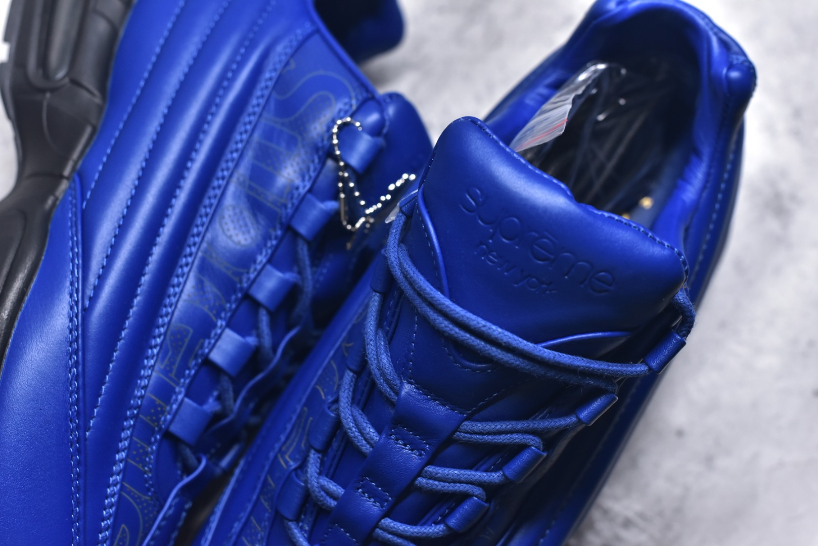 图片[9]-#NIKE Air Max 95 LUX Supreme纯原版本 潮流百搭 气垫缓震慢跑鞋 Air Max 95就是源于设计师塞吉奥·罗扎诺的构想 Nike Air Max 95的设计灵感源于人体构造 中底设计基于人体的脊柱构造 是整体设计的核心 尼龙孔眼代表了肋骨 而分层式面板和网眼象征着肌肉纤维和肉体组织 Air Max95采用了两个独立的吹塑成型的Air-Sole单元 并首次在前掌使用可视化气垫设计 Swoosh logo被当作一个标点符号放在了鞋子的后帮位置 货号： CI0999 4002337 尺码： 36 36.5 37.5 38 38.5 39 40 40.5 41 42 42.5 43 44 44.5 45 46 47.5-选品中心