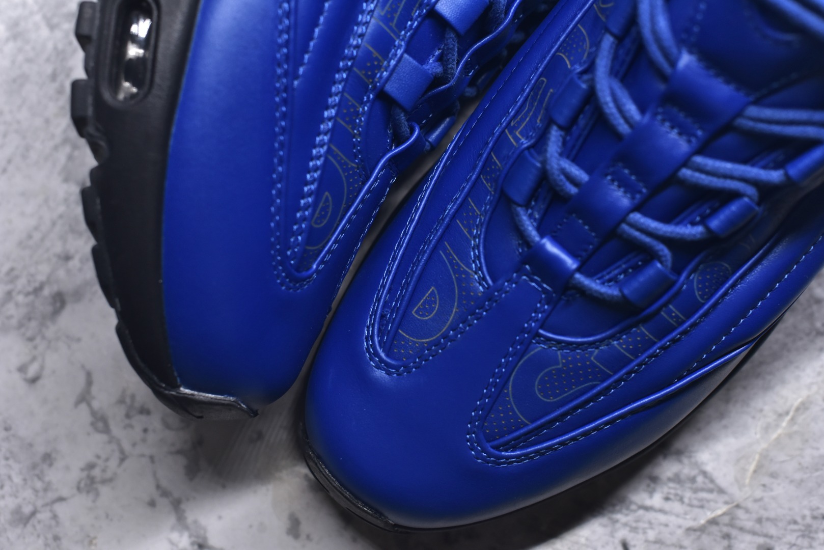 图片[8]-#NIKE Air Max 95 LUX Supreme纯原版本 潮流百搭 气垫缓震慢跑鞋 Air Max 95就是源于设计师塞吉奥·罗扎诺的构想 Nike Air Max 95的设计灵感源于人体构造 中底设计基于人体的脊柱构造 是整体设计的核心 尼龙孔眼代表了肋骨 而分层式面板和网眼象征着肌肉纤维和肉体组织 Air Max95采用了两个独立的吹塑成型的Air-Sole单元 并首次在前掌使用可视化气垫设计 Swoosh logo被当作一个标点符号放在了鞋子的后帮位置 货号： CI0999 4002337 尺码： 36 36.5 37.5 38 38.5 39 40 40.5 41 42 42.5 43 44 44.5 45 46 47.5-选品中心