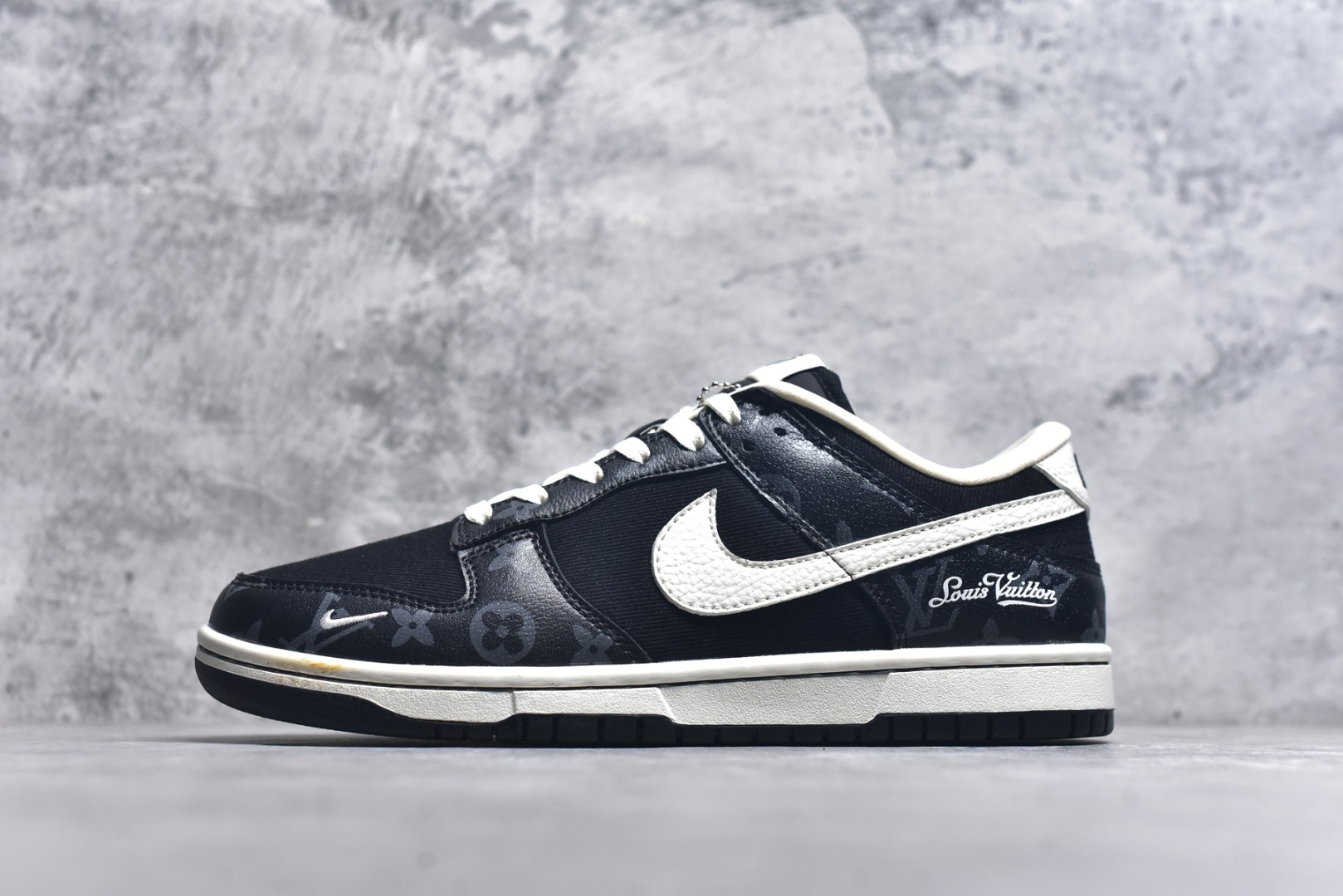 #Nike SB Dunk Low LV联名 暗夜幽白 周年高端定制 低帮休闲板鞋 SC0601-458 #定制鞋盒 大厂纯原品质出货 超高清洁度 皮料切割干净无任何毛边 细节完美 尺码：36 36.5 37.5 38 38.5 39 40 40.5 41 42 42.5 43 44 44.5 45 9.E5-选品中心