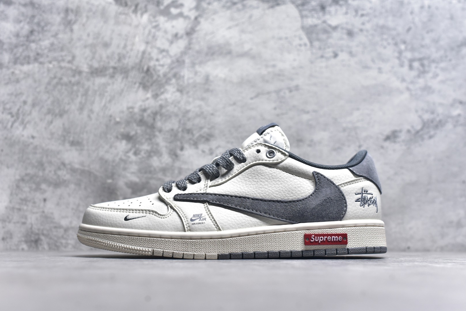 #Travis Scott x Fragment Design x Air Jordan 1 Low OG SP AJ1 乔1 斯图西联名-米灰双拼红标 低帮文化休闲板鞋 SJ2068-125 #多方联名合作融合了Travis Scott 独特的音乐风格，藤原浩个性的设计风格以及Jordan品牌的经典元素 使其成为一双具有独特身份和价值的鞋子 清新而立体的外观加上联名标识更突出了其独特身份 这种配色方案显示出活力和时尚感 在视觉上引人注目 鞋身的质感和细腻的细节处理使其显得高端而格调十足 这款“倒钩”联名是设计与创意完美结合 融合多方的个性风格是一款备受瞩目的潮流鞋款 尺码：36 36.5 37.5 38 38.5 39 40 40.5 41 42 42.5 43 44 44.5 45 9.C3-选品中心