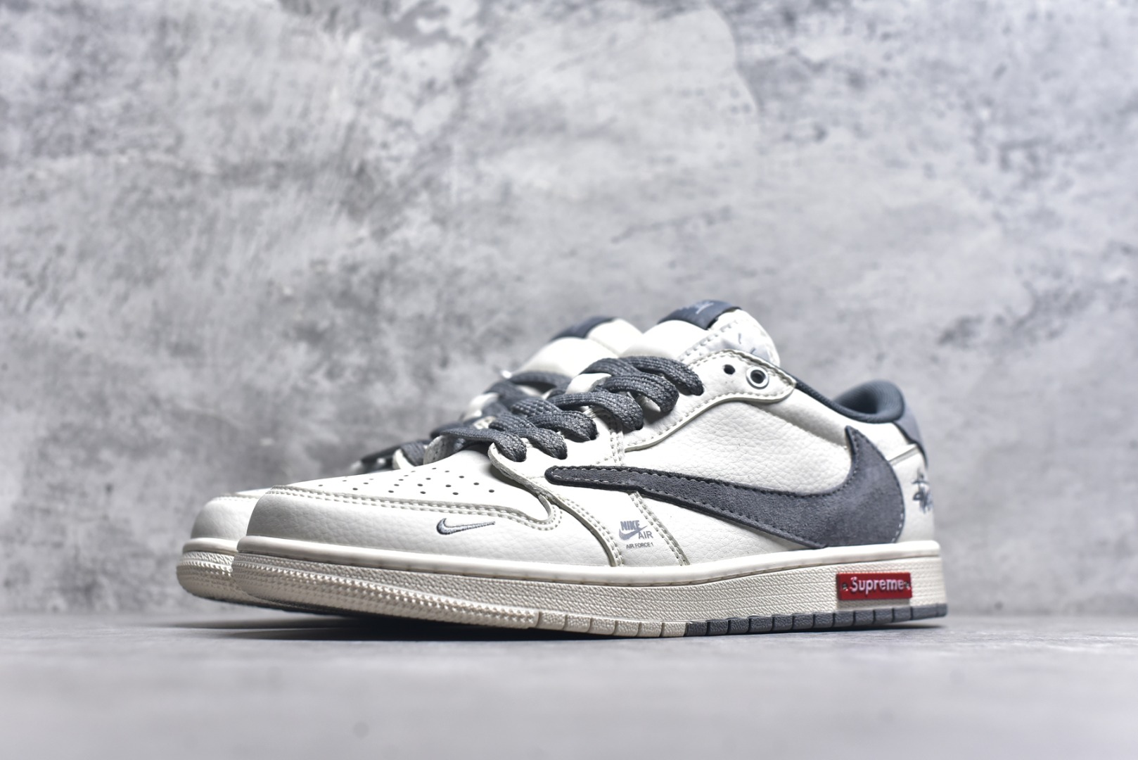 图片[2]-#Travis Scott x Fragment Design x Air Jordan 1 Low OG SP AJ1 乔1 斯图西联名-米灰双拼红标 低帮文化休闲板鞋 SJ2068-125 #多方联名合作融合了Travis Scott 独特的音乐风格，藤原浩个性的设计风格以及Jordan品牌的经典元素 使其成为一双具有独特身份和价值的鞋子 清新而立体的外观加上联名标识更突出了其独特身份 这种配色方案显示出活力和时尚感 在视觉上引人注目 鞋身的质感和细腻的细节处理使其显得高端而格调十足 这款“倒钩”联名是设计与创意完美结合 融合多方的个性风格是一款备受瞩目的潮流鞋款 尺码：36 36.5 37.5 38 38.5 39 40 40.5 41 42 42.5 43 44 44.5 45 9.C3-选品中心
