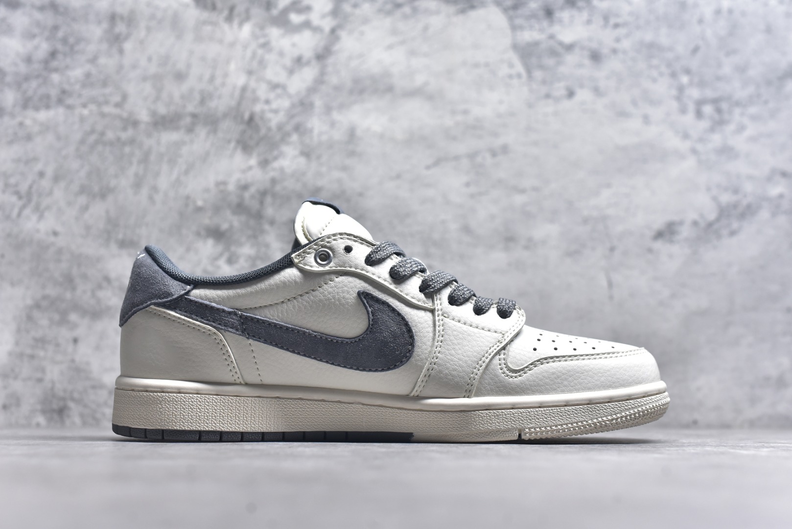 图片[3]-#Travis Scott x Fragment Design x Air Jordan 1 Low OG SP AJ1 乔1 斯图西联名-米灰双拼红标 低帮文化休闲板鞋 SJ2068-125 #多方联名合作融合了Travis Scott 独特的音乐风格，藤原浩个性的设计风格以及Jordan品牌的经典元素 使其成为一双具有独特身份和价值的鞋子 清新而立体的外观加上联名标识更突出了其独特身份 这种配色方案显示出活力和时尚感 在视觉上引人注目 鞋身的质感和细腻的细节处理使其显得高端而格调十足 这款“倒钩”联名是设计与创意完美结合 融合多方的个性风格是一款备受瞩目的潮流鞋款 尺码：36 36.5 37.5 38 38.5 39 40 40.5 41 42 42.5 43 44 44.5 45 9.C3-选品中心