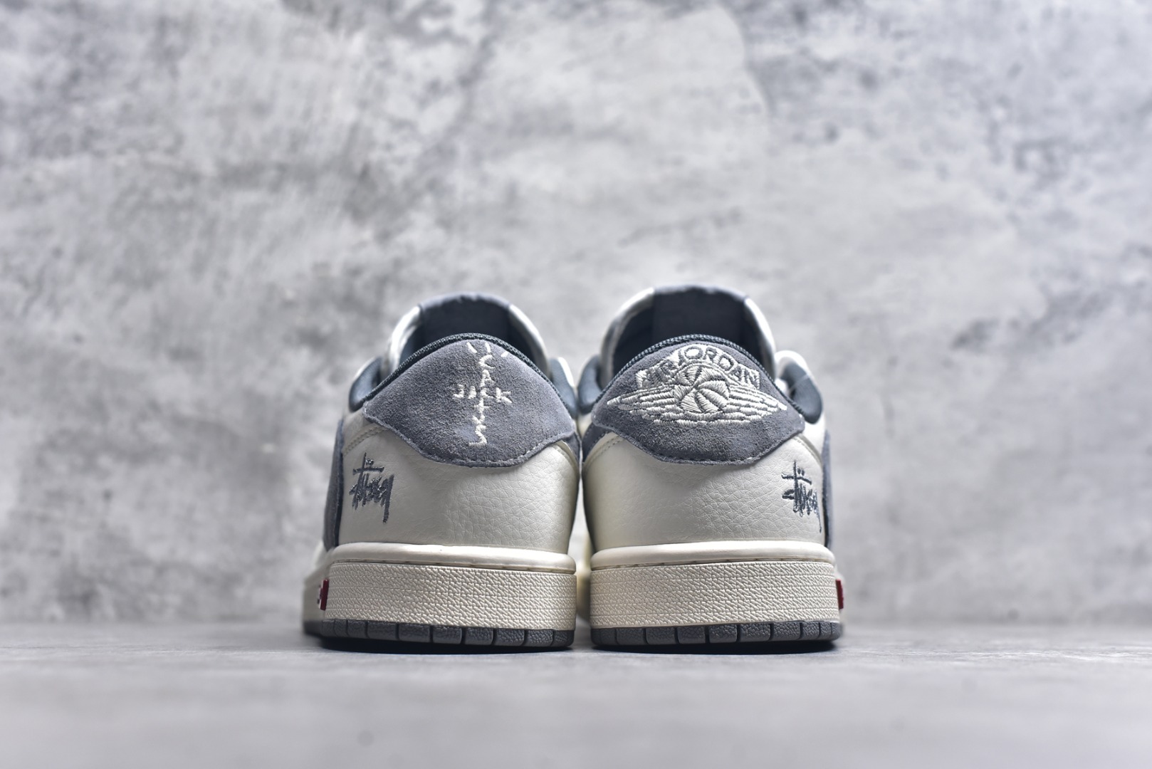 图片[5]-#Travis Scott x Fragment Design x Air Jordan 1 Low OG SP AJ1 乔1 斯图西联名-米灰双拼红标 低帮文化休闲板鞋 SJ2068-125 #多方联名合作融合了Travis Scott 独特的音乐风格，藤原浩个性的设计风格以及Jordan品牌的经典元素 使其成为一双具有独特身份和价值的鞋子 清新而立体的外观加上联名标识更突出了其独特身份 这种配色方案显示出活力和时尚感 在视觉上引人注目 鞋身的质感和细腻的细节处理使其显得高端而格调十足 这款“倒钩”联名是设计与创意完美结合 融合多方的个性风格是一款备受瞩目的潮流鞋款 尺码：36 36.5 37.5 38 38.5 39 40 40.5 41 42 42.5 43 44 44.5 45 9.C3-选品中心