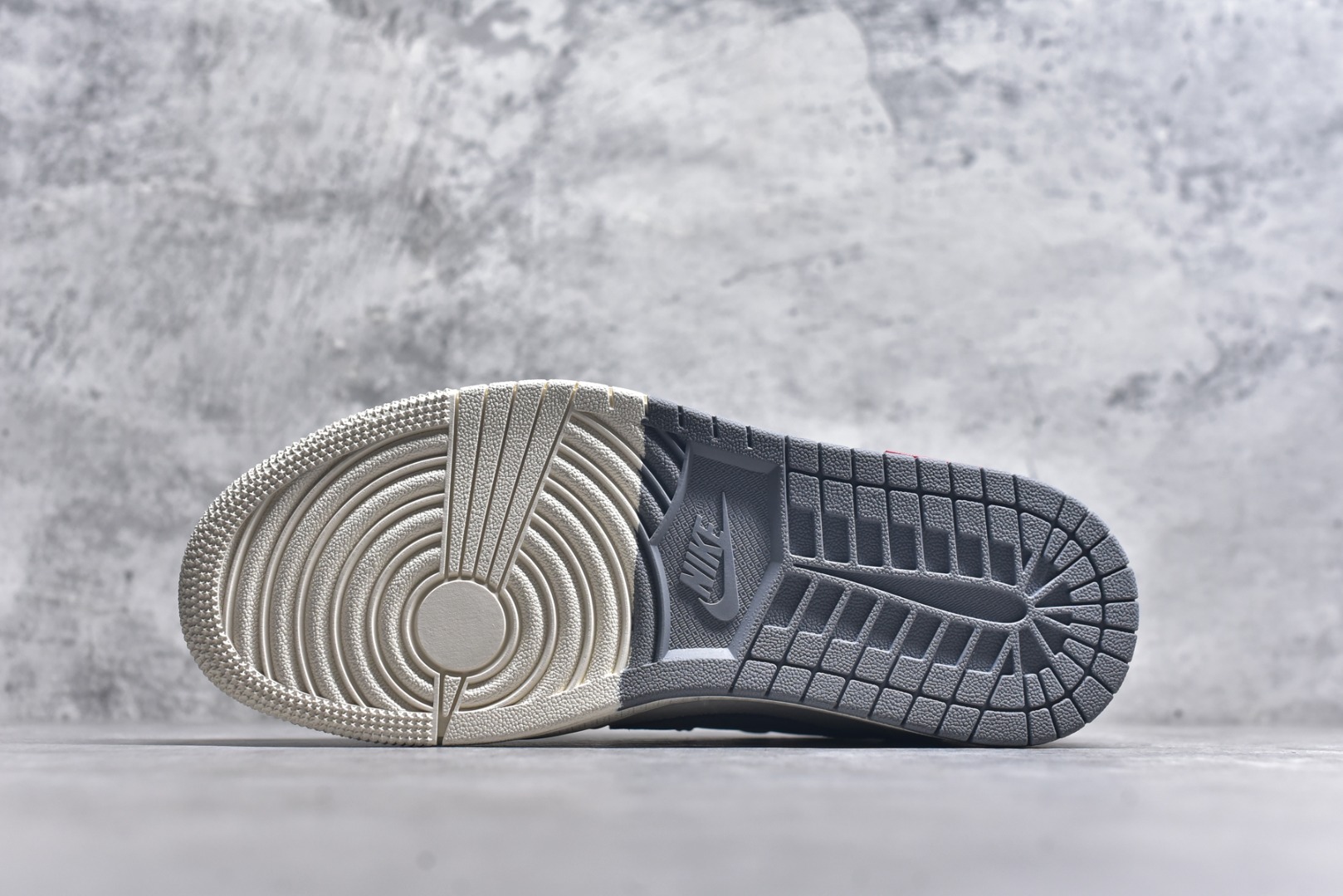 图片[6]-#Travis Scott x Fragment Design x Air Jordan 1 Low OG SP AJ1 乔1 斯图西联名-米灰双拼红标 低帮文化休闲板鞋 SJ2068-125 #多方联名合作融合了Travis Scott 独特的音乐风格，藤原浩个性的设计风格以及Jordan品牌的经典元素 使其成为一双具有独特身份和价值的鞋子 清新而立体的外观加上联名标识更突出了其独特身份 这种配色方案显示出活力和时尚感 在视觉上引人注目 鞋身的质感和细腻的细节处理使其显得高端而格调十足 这款“倒钩”联名是设计与创意完美结合 融合多方的个性风格是一款备受瞩目的潮流鞋款 尺码：36 36.5 37.5 38 38.5 39 40 40.5 41 42 42.5 43 44 44.5 45 9.C3-选品中心