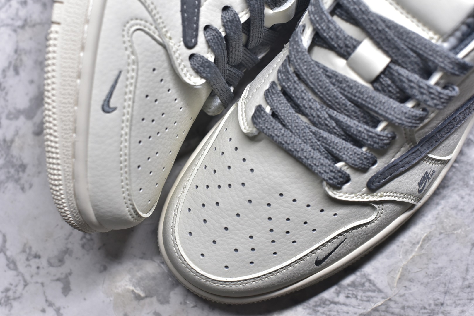 图片[8]-#Travis Scott x Fragment Design x Air Jordan 1 Low OG SP AJ1 乔1 斯图西联名-米灰双拼红标 低帮文化休闲板鞋 SJ2068-125 #多方联名合作融合了Travis Scott 独特的音乐风格，藤原浩个性的设计风格以及Jordan品牌的经典元素 使其成为一双具有独特身份和价值的鞋子 清新而立体的外观加上联名标识更突出了其独特身份 这种配色方案显示出活力和时尚感 在视觉上引人注目 鞋身的质感和细腻的细节处理使其显得高端而格调十足 这款“倒钩”联名是设计与创意完美结合 融合多方的个性风格是一款备受瞩目的潮流鞋款 尺码：36 36.5 37.5 38 38.5 39 40 40.5 41 42 42.5 43 44 44.5 45 9.C3-选品中心