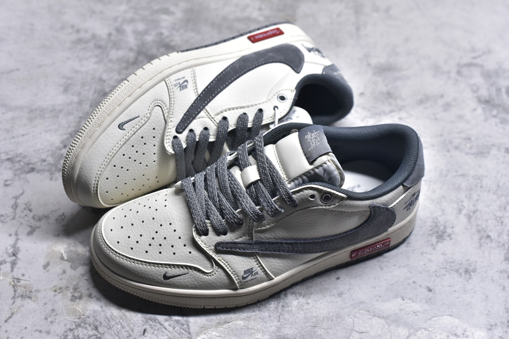 图片[7]-#Travis Scott x Fragment Design x Air Jordan 1 Low OG SP AJ1 乔1 斯图西联名-米灰双拼红标 低帮文化休闲板鞋 SJ2068-125 #多方联名合作融合了Travis Scott 独特的音乐风格，藤原浩个性的设计风格以及Jordan品牌的经典元素 使其成为一双具有独特身份和价值的鞋子 清新而立体的外观加上联名标识更突出了其独特身份 这种配色方案显示出活力和时尚感 在视觉上引人注目 鞋身的质感和细腻的细节处理使其显得高端而格调十足 这款“倒钩”联名是设计与创意完美结合 融合多方的个性风格是一款备受瞩目的潮流鞋款 尺码：36 36.5 37.5 38 38.5 39 40 40.5 41 42 42.5 43 44 44.5 45 9.C3-选品中心