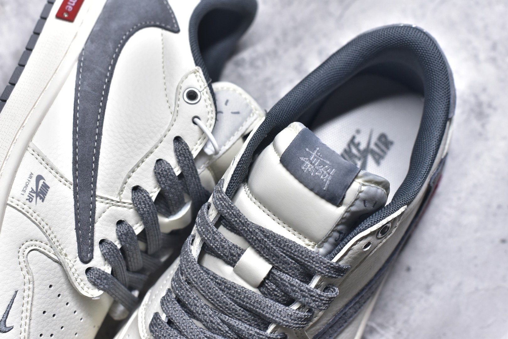 图片[9]-#Travis Scott x Fragment Design x Air Jordan 1 Low OG SP AJ1 乔1 斯图西联名-米灰双拼红标 低帮文化休闲板鞋 SJ2068-125 #多方联名合作融合了Travis Scott 独特的音乐风格，藤原浩个性的设计风格以及Jordan品牌的经典元素 使其成为一双具有独特身份和价值的鞋子 清新而立体的外观加上联名标识更突出了其独特身份 这种配色方案显示出活力和时尚感 在视觉上引人注目 鞋身的质感和细腻的细节处理使其显得高端而格调十足 这款“倒钩”联名是设计与创意完美结合 融合多方的个性风格是一款备受瞩目的潮流鞋款 尺码：36 36.5 37.5 38 38.5 39 40 40.5 41 42 42.5 43 44 44.5 45 9.C3-选品中心