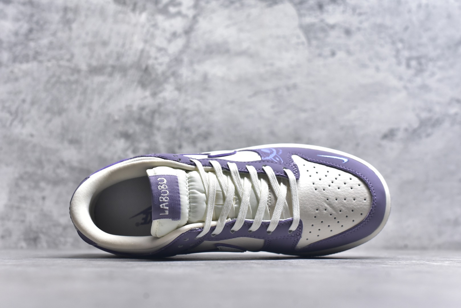 图片[4]-#Nike SB Dunk Low“ 米紫拉布布” 周年高端定制 低帮休闲板鞋 定制鞋盒 大厂纯原品质出货 超高清洁度 皮料切割干净无任何毛边 细节完美 货号：SR2025-005 尺码：36 36.5 37.5 38 38.5 39 40 40.5 41 42 42.5 43 44 44.5 45-选品中心