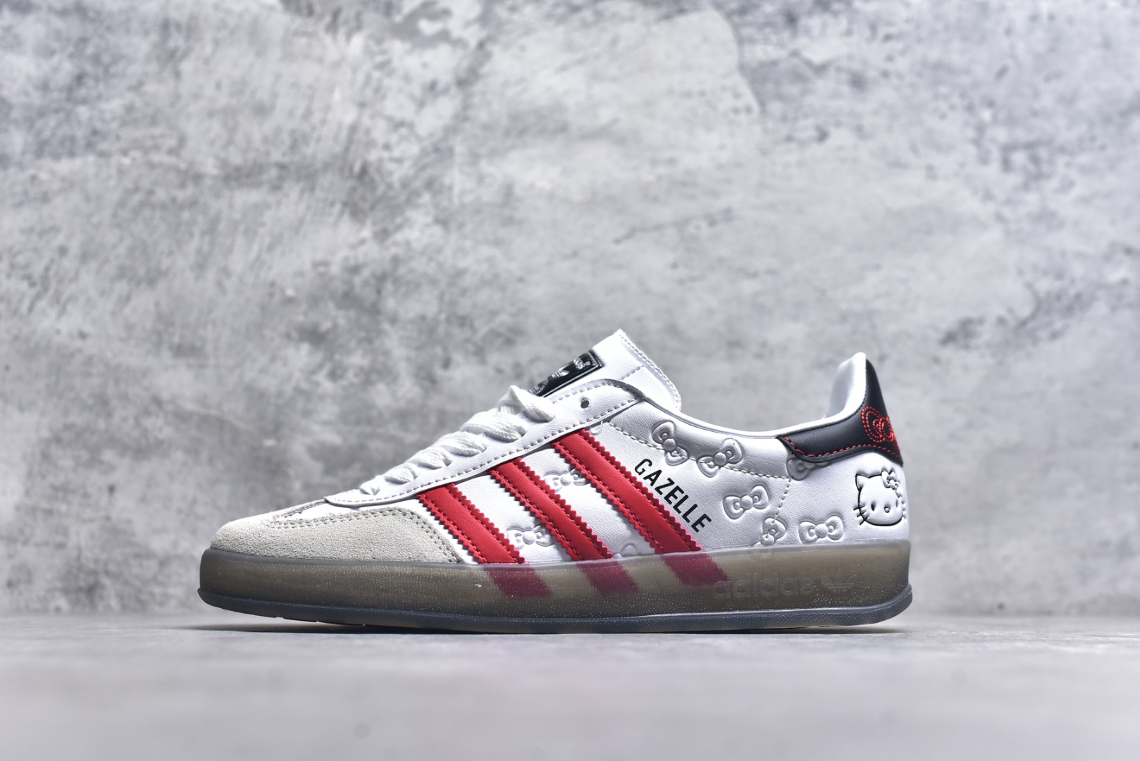 #AD Original Gazelle Indoor Trainers 瞪羚室内鞋系列低帮复古百搭休闲运动德训风板鞋 HelloKitty联名白红 II0013 高端零售特供批次 原厂定制长毛翻毛皮组合环保纤维革鞋面材质 内置环保海玻璃鞋垫 外置RB橡胶大底 产品品控稳定性领先行业 原厂全套原楦原纸板冲刀磨具开发 原厂皮料加持 原厂港宝加持定型后跟R度完美 将复古进行到底 简约流畅 三十年不变经典 这款Gazelle运动鞋 无论面料、配色、质感或设计 都只在重现其1991年原款的经典 皮革鞋面 撞色三条纹和鞋跟标的设计 力求呈现90年代的经典复古风潮 Samba火热的同时 也带动了其它的复古鞋型 Gazelle便是其中一只 Gazelle Indoor拥有包边更宽的T字型鞋头 更好的保护运动员的前掌 浓浓的复古氛围感 非常适合现在流行的Cleanfit风格 尺码：35.5 36 36.5 37.5 38 38.5 39 40 40.5 41 42 42.5 43 44 44.5 45 46-选品中心