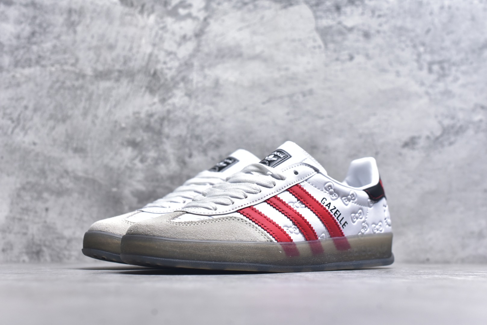 图片[2]-#AD Original Gazelle Indoor Trainers 瞪羚室内鞋系列低帮复古百搭休闲运动德训风板鞋 HelloKitty联名白红 II0013 高端零售特供批次 原厂定制长毛翻毛皮组合环保纤维革鞋面材质 内置环保海玻璃鞋垫 外置RB橡胶大底 产品品控稳定性领先行业 原厂全套原楦原纸板冲刀磨具开发 原厂皮料加持 原厂港宝加持定型后跟R度完美 将复古进行到底 简约流畅 三十年不变经典 这款Gazelle运动鞋 无论面料、配色、质感或设计 都只在重现其1991年原款的经典 皮革鞋面 撞色三条纹和鞋跟标的设计 力求呈现90年代的经典复古风潮 Samba火热的同时 也带动了其它的复古鞋型 Gazelle便是其中一只 Gazelle Indoor拥有包边更宽的T字型鞋头 更好的保护运动员的前掌 浓浓的复古氛围感 非常适合现在流行的Cleanfit风格 尺码：35.5 36 36.5 37.5 38 38.5 39 40 40.5 41 42 42.5 43 44 44.5 45 46-选品中心