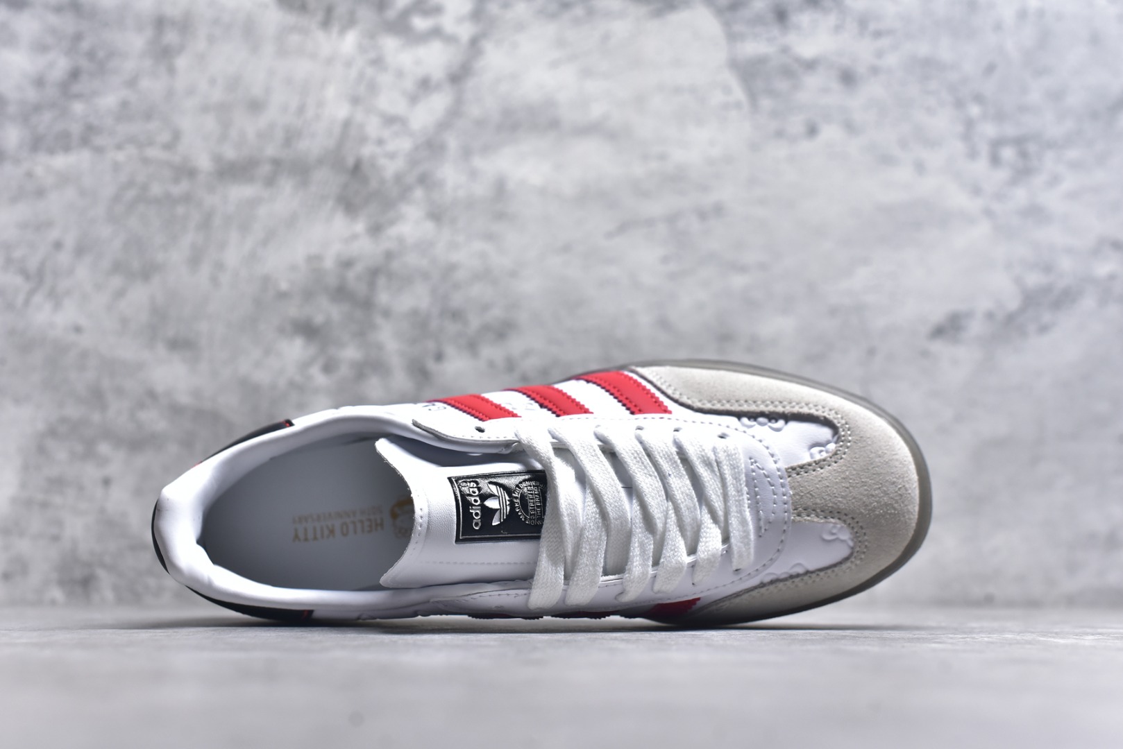 图片[4]-#AD Original Gazelle Indoor Trainers 瞪羚室内鞋系列低帮复古百搭休闲运动德训风板鞋 HelloKitty联名白红 II0013 高端零售特供批次 原厂定制长毛翻毛皮组合环保纤维革鞋面材质 内置环保海玻璃鞋垫 外置RB橡胶大底 产品品控稳定性领先行业 原厂全套原楦原纸板冲刀磨具开发 原厂皮料加持 原厂港宝加持定型后跟R度完美 将复古进行到底 简约流畅 三十年不变经典 这款Gazelle运动鞋 无论面料、配色、质感或设计 都只在重现其1991年原款的经典 皮革鞋面 撞色三条纹和鞋跟标的设计 力求呈现90年代的经典复古风潮 Samba火热的同时 也带动了其它的复古鞋型 Gazelle便是其中一只 Gazelle Indoor拥有包边更宽的T字型鞋头 更好的保护运动员的前掌 浓浓的复古氛围感 非常适合现在流行的Cleanfit风格 尺码：35.5 36 36.5 37.5 38 38.5 39 40 40.5 41 42 42.5 43 44 44.5 45 46-选品中心