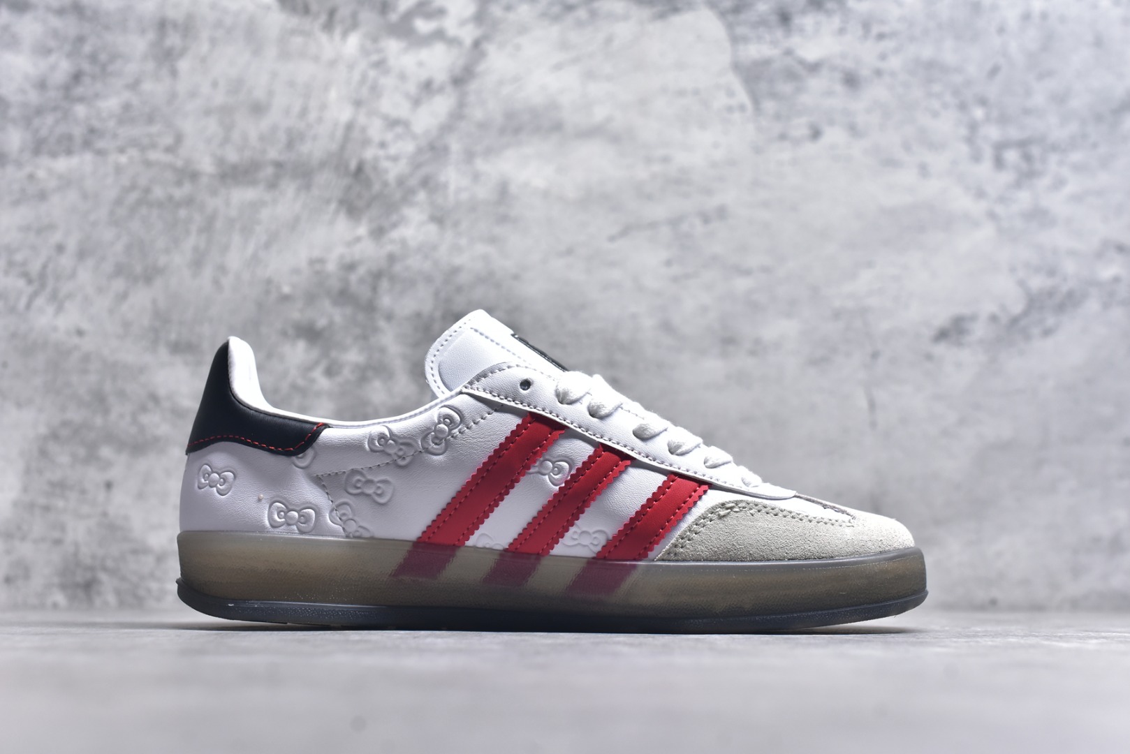 图片[3]-#AD Original Gazelle Indoor Trainers 瞪羚室内鞋系列低帮复古百搭休闲运动德训风板鞋 HelloKitty联名白红 II0013 高端零售特供批次 原厂定制长毛翻毛皮组合环保纤维革鞋面材质 内置环保海玻璃鞋垫 外置RB橡胶大底 产品品控稳定性领先行业 原厂全套原楦原纸板冲刀磨具开发 原厂皮料加持 原厂港宝加持定型后跟R度完美 将复古进行到底 简约流畅 三十年不变经典 这款Gazelle运动鞋 无论面料、配色、质感或设计 都只在重现其1991年原款的经典 皮革鞋面 撞色三条纹和鞋跟标的设计 力求呈现90年代的经典复古风潮 Samba火热的同时 也带动了其它的复古鞋型 Gazelle便是其中一只 Gazelle Indoor拥有包边更宽的T字型鞋头 更好的保护运动员的前掌 浓浓的复古氛围感 非常适合现在流行的Cleanfit风格 尺码：35.5 36 36.5 37.5 38 38.5 39 40 40.5 41 42 42.5 43 44 44.5 45 46-选品中心