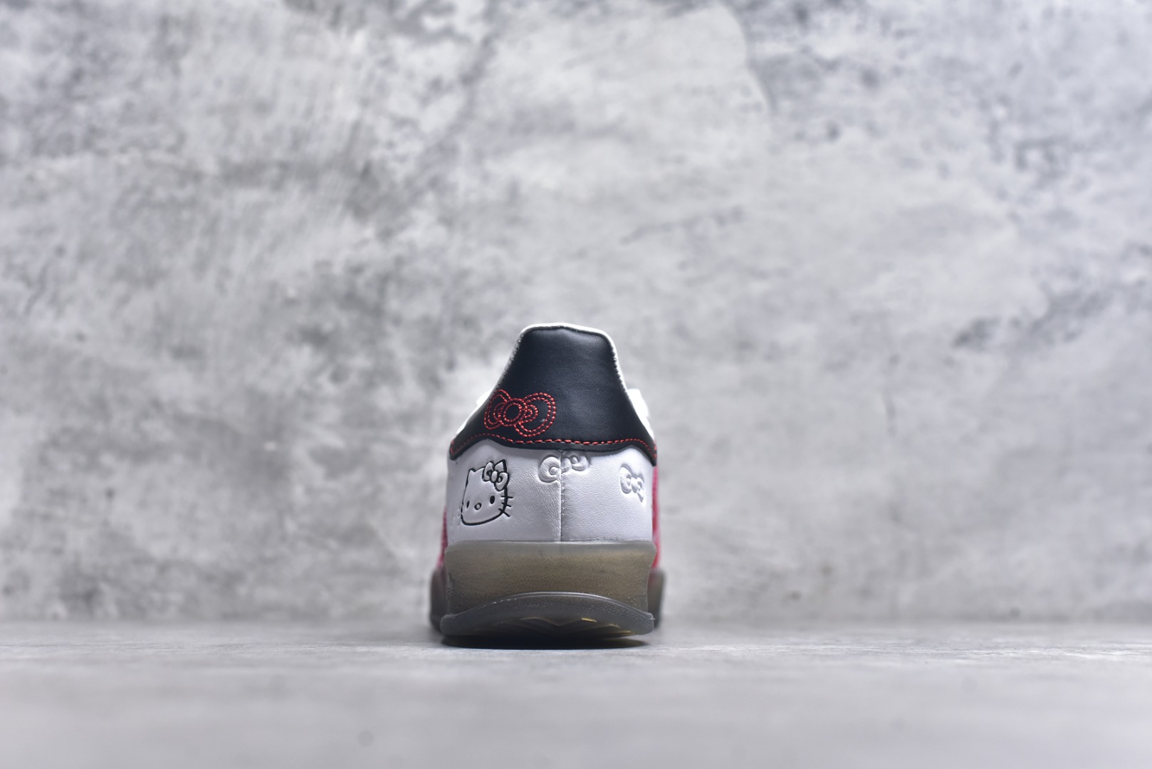 图片[5]-#AD Original Gazelle Indoor Trainers 瞪羚室内鞋系列低帮复古百搭休闲运动德训风板鞋 HelloKitty联名白红 II0013 高端零售特供批次 原厂定制长毛翻毛皮组合环保纤维革鞋面材质 内置环保海玻璃鞋垫 外置RB橡胶大底 产品品控稳定性领先行业 原厂全套原楦原纸板冲刀磨具开发 原厂皮料加持 原厂港宝加持定型后跟R度完美 将复古进行到底 简约流畅 三十年不变经典 这款Gazelle运动鞋 无论面料、配色、质感或设计 都只在重现其1991年原款的经典 皮革鞋面 撞色三条纹和鞋跟标的设计 力求呈现90年代的经典复古风潮 Samba火热的同时 也带动了其它的复古鞋型 Gazelle便是其中一只 Gazelle Indoor拥有包边更宽的T字型鞋头 更好的保护运动员的前掌 浓浓的复古氛围感 非常适合现在流行的Cleanfit风格 尺码：35.5 36 36.5 37.5 38 38.5 39 40 40.5 41 42 42.5 43 44 44.5 45 46-选品中心