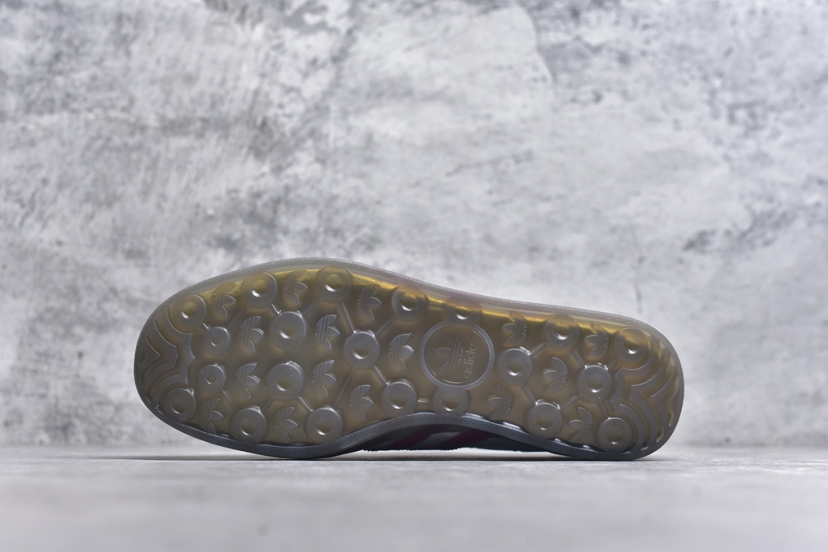 图片[6]-#AD Original Gazelle Indoor Trainers 瞪羚室内鞋系列低帮复古百搭休闲运动德训风板鞋 HelloKitty联名白红 II0013 高端零售特供批次 原厂定制长毛翻毛皮组合环保纤维革鞋面材质 内置环保海玻璃鞋垫 外置RB橡胶大底 产品品控稳定性领先行业 原厂全套原楦原纸板冲刀磨具开发 原厂皮料加持 原厂港宝加持定型后跟R度完美 将复古进行到底 简约流畅 三十年不变经典 这款Gazelle运动鞋 无论面料、配色、质感或设计 都只在重现其1991年原款的经典 皮革鞋面 撞色三条纹和鞋跟标的设计 力求呈现90年代的经典复古风潮 Samba火热的同时 也带动了其它的复古鞋型 Gazelle便是其中一只 Gazelle Indoor拥有包边更宽的T字型鞋头 更好的保护运动员的前掌 浓浓的复古氛围感 非常适合现在流行的Cleanfit风格 尺码：35.5 36 36.5 37.5 38 38.5 39 40 40.5 41 42 42.5 43 44 44.5 45 46-选品中心