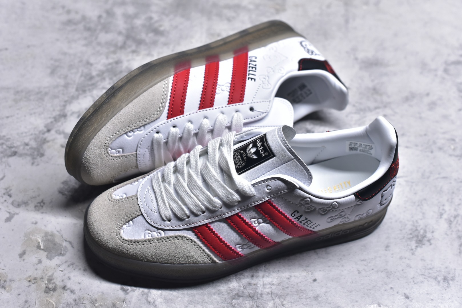 图片[7]-#AD Original Gazelle Indoor Trainers 瞪羚室内鞋系列低帮复古百搭休闲运动德训风板鞋 HelloKitty联名白红 II0013 高端零售特供批次 原厂定制长毛翻毛皮组合环保纤维革鞋面材质 内置环保海玻璃鞋垫 外置RB橡胶大底 产品品控稳定性领先行业 原厂全套原楦原纸板冲刀磨具开发 原厂皮料加持 原厂港宝加持定型后跟R度完美 将复古进行到底 简约流畅 三十年不变经典 这款Gazelle运动鞋 无论面料、配色、质感或设计 都只在重现其1991年原款的经典 皮革鞋面 撞色三条纹和鞋跟标的设计 力求呈现90年代的经典复古风潮 Samba火热的同时 也带动了其它的复古鞋型 Gazelle便是其中一只 Gazelle Indoor拥有包边更宽的T字型鞋头 更好的保护运动员的前掌 浓浓的复古氛围感 非常适合现在流行的Cleanfit风格 尺码：35.5 36 36.5 37.5 38 38.5 39 40 40.5 41 42 42.5 43 44 44.5 45 46-选品中心