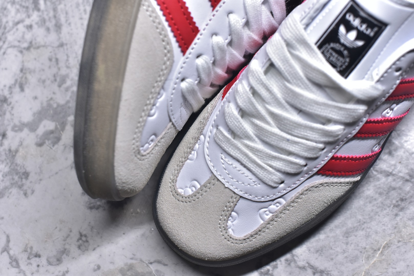 图片[8]-#AD Original Gazelle Indoor Trainers 瞪羚室内鞋系列低帮复古百搭休闲运动德训风板鞋 HelloKitty联名白红 II0013 高端零售特供批次 原厂定制长毛翻毛皮组合环保纤维革鞋面材质 内置环保海玻璃鞋垫 外置RB橡胶大底 产品品控稳定性领先行业 原厂全套原楦原纸板冲刀磨具开发 原厂皮料加持 原厂港宝加持定型后跟R度完美 将复古进行到底 简约流畅 三十年不变经典 这款Gazelle运动鞋 无论面料、配色、质感或设计 都只在重现其1991年原款的经典 皮革鞋面 撞色三条纹和鞋跟标的设计 力求呈现90年代的经典复古风潮 Samba火热的同时 也带动了其它的复古鞋型 Gazelle便是其中一只 Gazelle Indoor拥有包边更宽的T字型鞋头 更好的保护运动员的前掌 浓浓的复古氛围感 非常适合现在流行的Cleanfit风格 尺码：35.5 36 36.5 37.5 38 38.5 39 40 40.5 41 42 42.5 43 44 44.5 45 46-选品中心