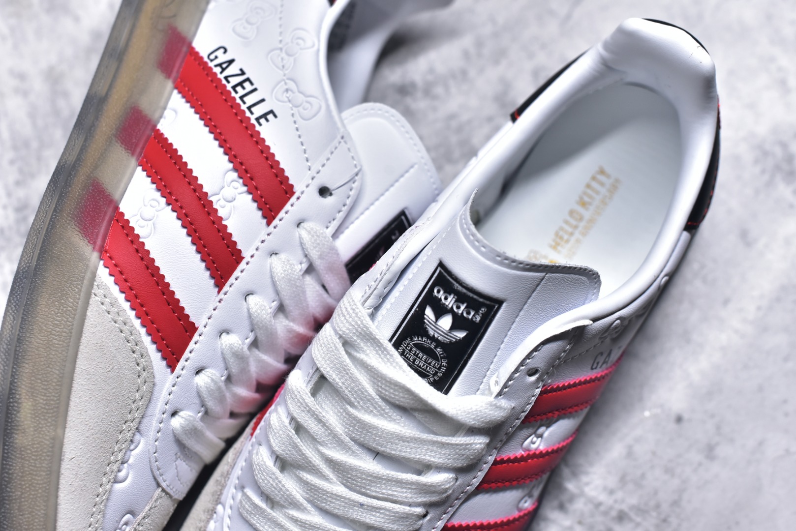 图片[9]-#AD Original Gazelle Indoor Trainers 瞪羚室内鞋系列低帮复古百搭休闲运动德训风板鞋 HelloKitty联名白红 II0013 高端零售特供批次 原厂定制长毛翻毛皮组合环保纤维革鞋面材质 内置环保海玻璃鞋垫 外置RB橡胶大底 产品品控稳定性领先行业 原厂全套原楦原纸板冲刀磨具开发 原厂皮料加持 原厂港宝加持定型后跟R度完美 将复古进行到底 简约流畅 三十年不变经典 这款Gazelle运动鞋 无论面料、配色、质感或设计 都只在重现其1991年原款的经典 皮革鞋面 撞色三条纹和鞋跟标的设计 力求呈现90年代的经典复古风潮 Samba火热的同时 也带动了其它的复古鞋型 Gazelle便是其中一只 Gazelle Indoor拥有包边更宽的T字型鞋头 更好的保护运动员的前掌 浓浓的复古氛围感 非常适合现在流行的Cleanfit风格 尺码：35.5 36 36.5 37.5 38 38.5 39 40 40.5 41 42 42.5 43 44 44.5 45 46-选品中心