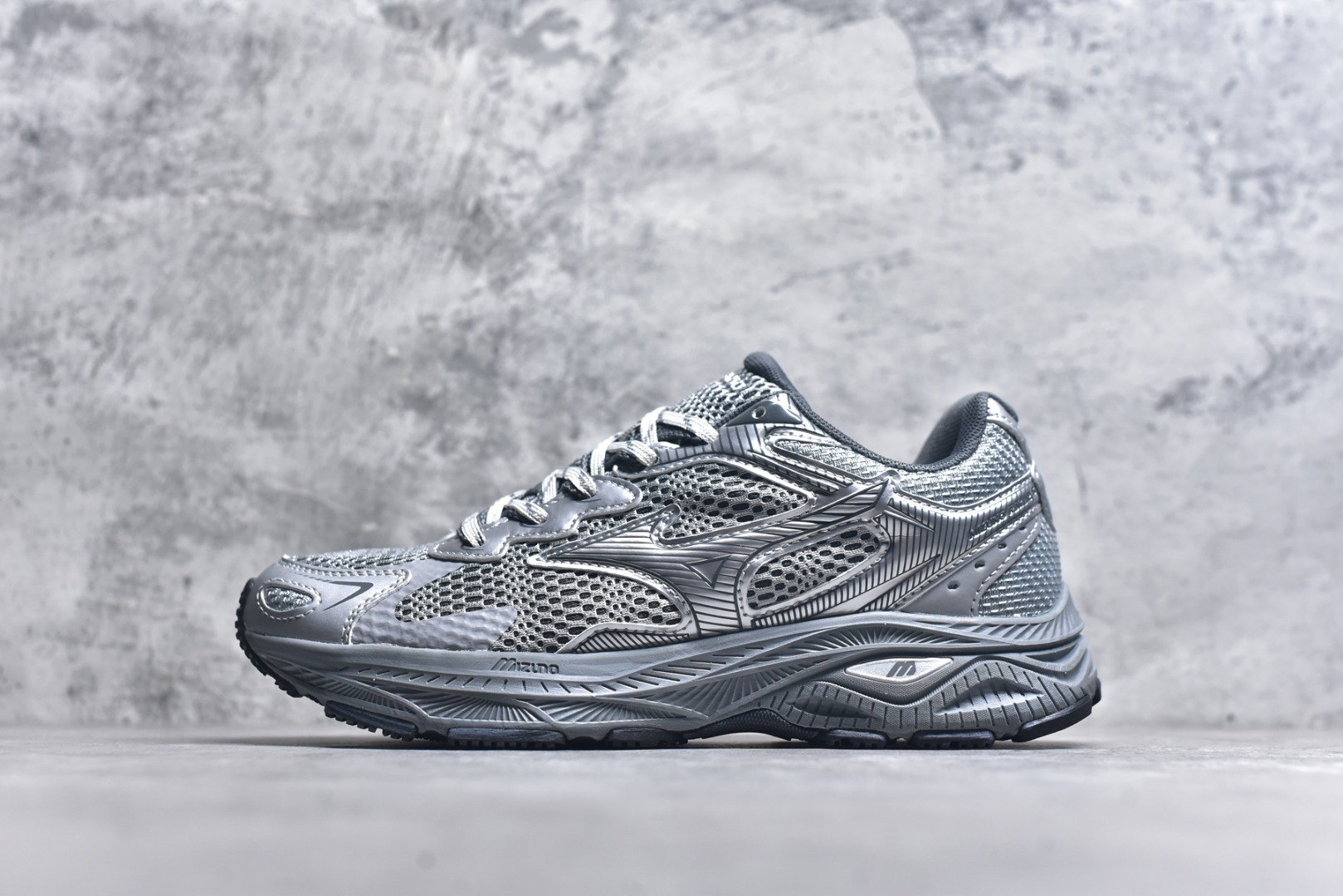 #Mizuno Racer S 潮流复古防滑耐磨透气 低帮 休闲训练长跑短跑城市通勤跑步鞋 美津浓（Mizuno）是日本美津浓株式会社于1906年创立的运动品牌，经过一个多世纪的不断努力现已成为世界著名的运动器具、服装和鞋类生产商。美津浓力求服务于各类运动项目，并竭力使运动生活更加愉快和振奋。产品种类齐全，覆盖几乎全部主要运动项目，达到30万多个品类。尺码：36 36.5 37.5 38 38.5 39 40 40.5 41 42 42.5 43 44 44.5 45-选品中心