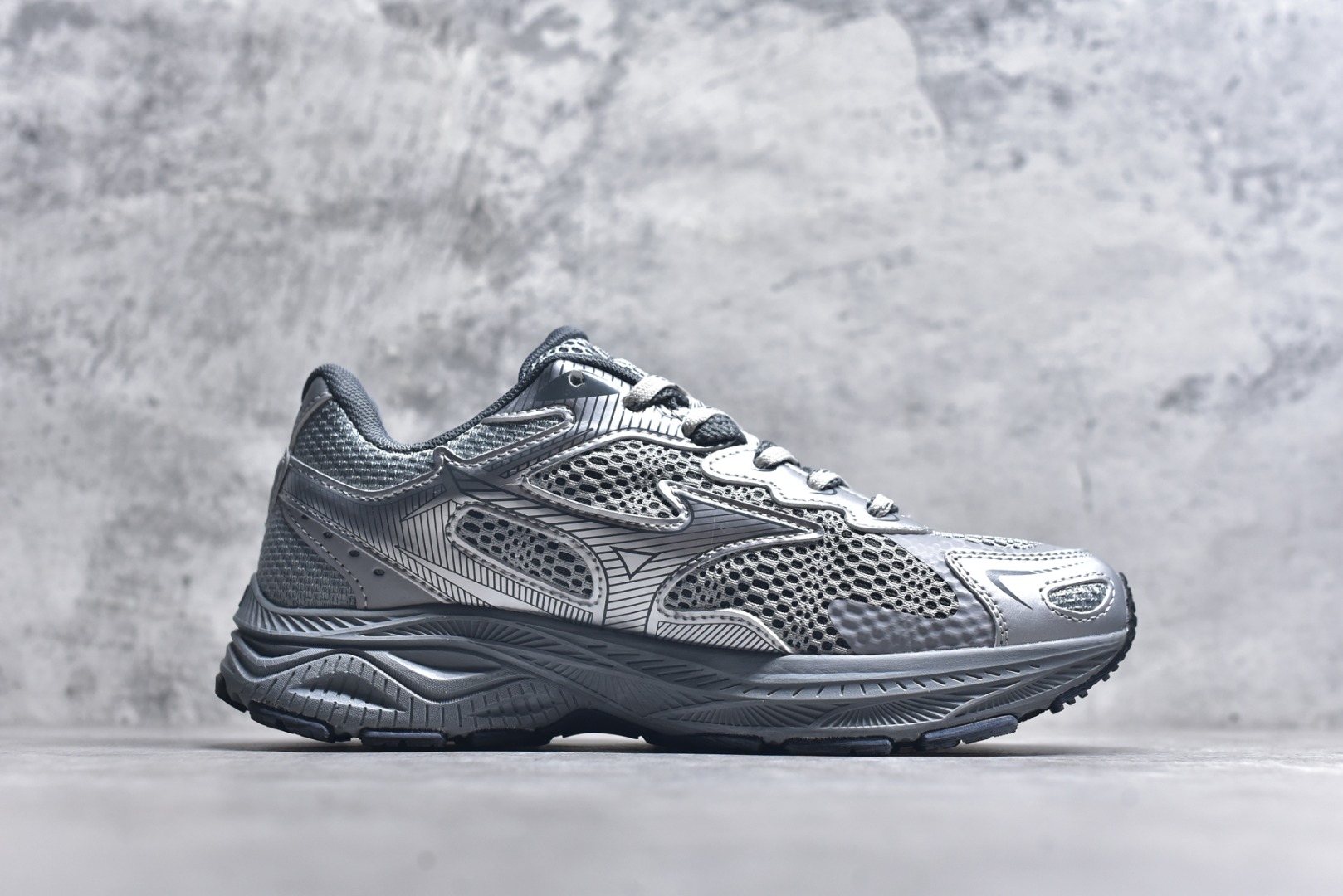 图片[3]-#Mizuno Racer S 潮流复古防滑耐磨透气 低帮 休闲训练长跑短跑城市通勤跑步鞋 美津浓（Mizuno）是日本美津浓株式会社于1906年创立的运动品牌，经过一个多世纪的不断努力现已成为世界著名的运动器具、服装和鞋类生产商。美津浓力求服务于各类运动项目，并竭力使运动生活更加愉快和振奋。产品种类齐全，覆盖几乎全部主要运动项目，达到30万多个品类。尺码：36 36.5 37.5 38 38.5 39 40 40.5 41 42 42.5 43 44 44.5 45-选品中心