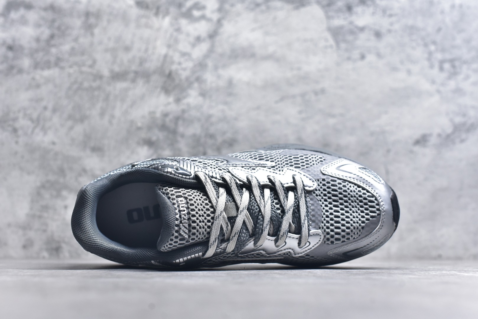 图片[4]-#Mizuno Racer S 潮流复古防滑耐磨透气 低帮 休闲训练长跑短跑城市通勤跑步鞋 美津浓（Mizuno）是日本美津浓株式会社于1906年创立的运动品牌，经过一个多世纪的不断努力现已成为世界著名的运动器具、服装和鞋类生产商。美津浓力求服务于各类运动项目，并竭力使运动生活更加愉快和振奋。产品种类齐全，覆盖几乎全部主要运动项目，达到30万多个品类。尺码：36 36.5 37.5 38 38.5 39 40 40.5 41 42 42.5 43 44 44.5 45-选品中心