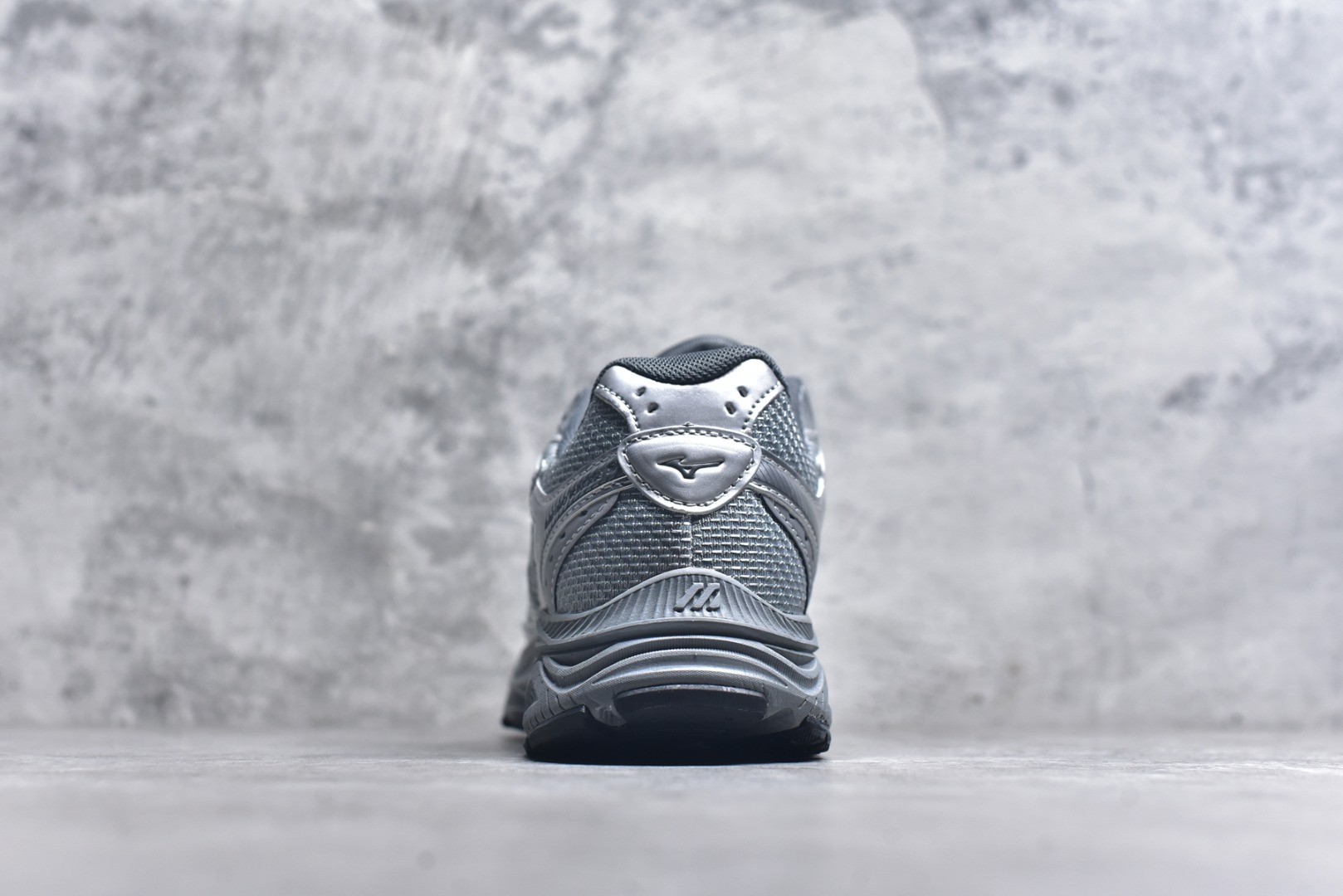 图片[5]-#Mizuno Racer S 潮流复古防滑耐磨透气 低帮 休闲训练长跑短跑城市通勤跑步鞋 美津浓（Mizuno）是日本美津浓株式会社于1906年创立的运动品牌，经过一个多世纪的不断努力现已成为世界著名的运动器具、服装和鞋类生产商。美津浓力求服务于各类运动项目，并竭力使运动生活更加愉快和振奋。产品种类齐全，覆盖几乎全部主要运动项目，达到30万多个品类。尺码：36 36.5 37.5 38 38.5 39 40 40.5 41 42 42.5 43 44 44.5 45-选品中心