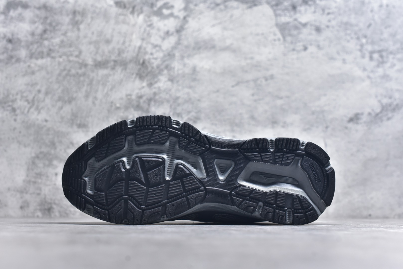 图片[6]-#Mizuno Racer S 潮流复古防滑耐磨透气 低帮 休闲训练长跑短跑城市通勤跑步鞋 美津浓（Mizuno）是日本美津浓株式会社于1906年创立的运动品牌，经过一个多世纪的不断努力现已成为世界著名的运动器具、服装和鞋类生产商。美津浓力求服务于各类运动项目，并竭力使运动生活更加愉快和振奋。产品种类齐全，覆盖几乎全部主要运动项目，达到30万多个品类。尺码：36 36.5 37.5 38 38.5 39 40 40.5 41 42 42.5 43 44 44.5 45-选品中心