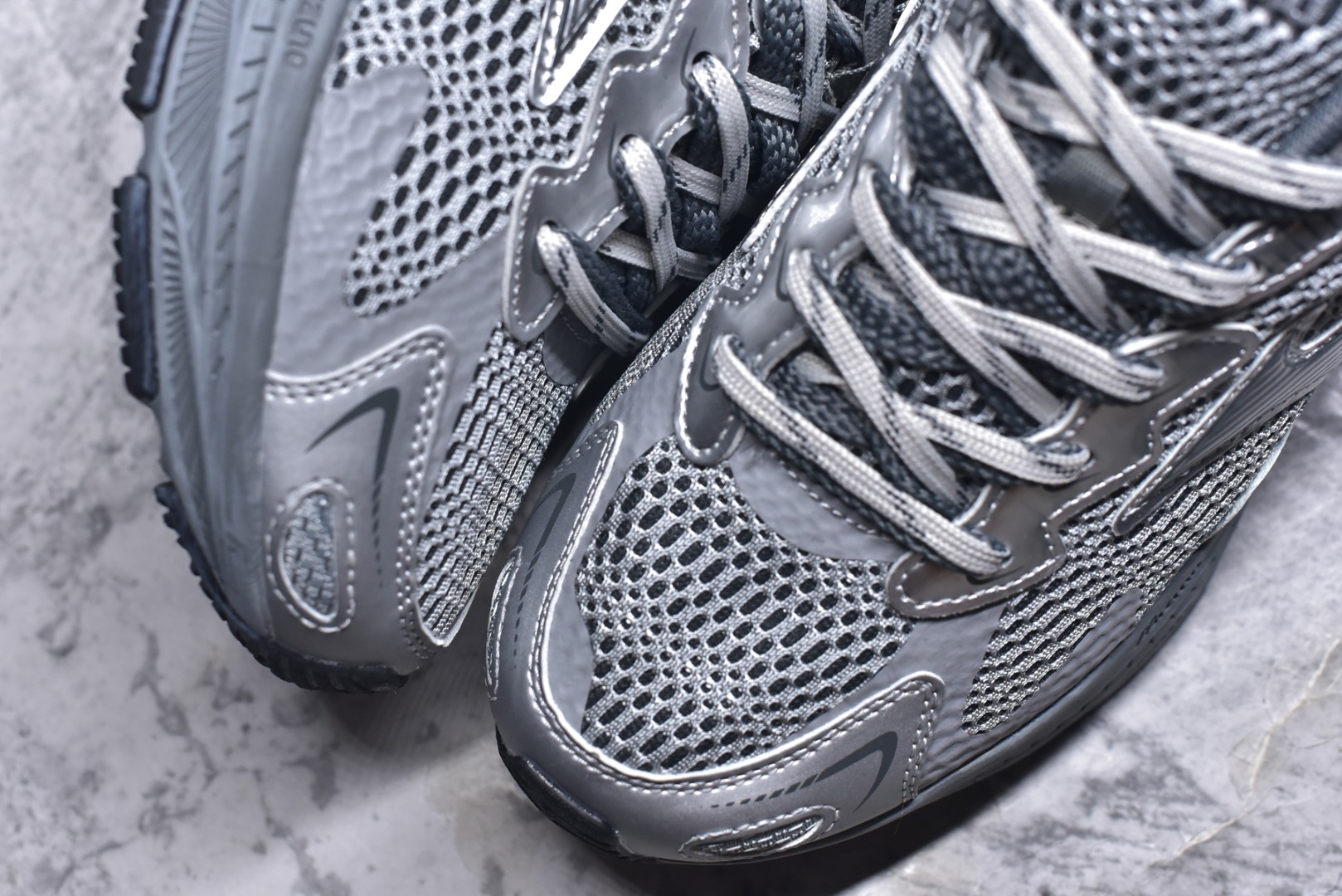 图片[8]-#Mizuno Racer S 潮流复古防滑耐磨透气 低帮 休闲训练长跑短跑城市通勤跑步鞋 美津浓（Mizuno）是日本美津浓株式会社于1906年创立的运动品牌，经过一个多世纪的不断努力现已成为世界著名的运动器具、服装和鞋类生产商。美津浓力求服务于各类运动项目，并竭力使运动生活更加愉快和振奋。产品种类齐全，覆盖几乎全部主要运动项目，达到30万多个品类。尺码：36 36.5 37.5 38 38.5 39 40 40.5 41 42 42.5 43 44 44.5 45-选品中心