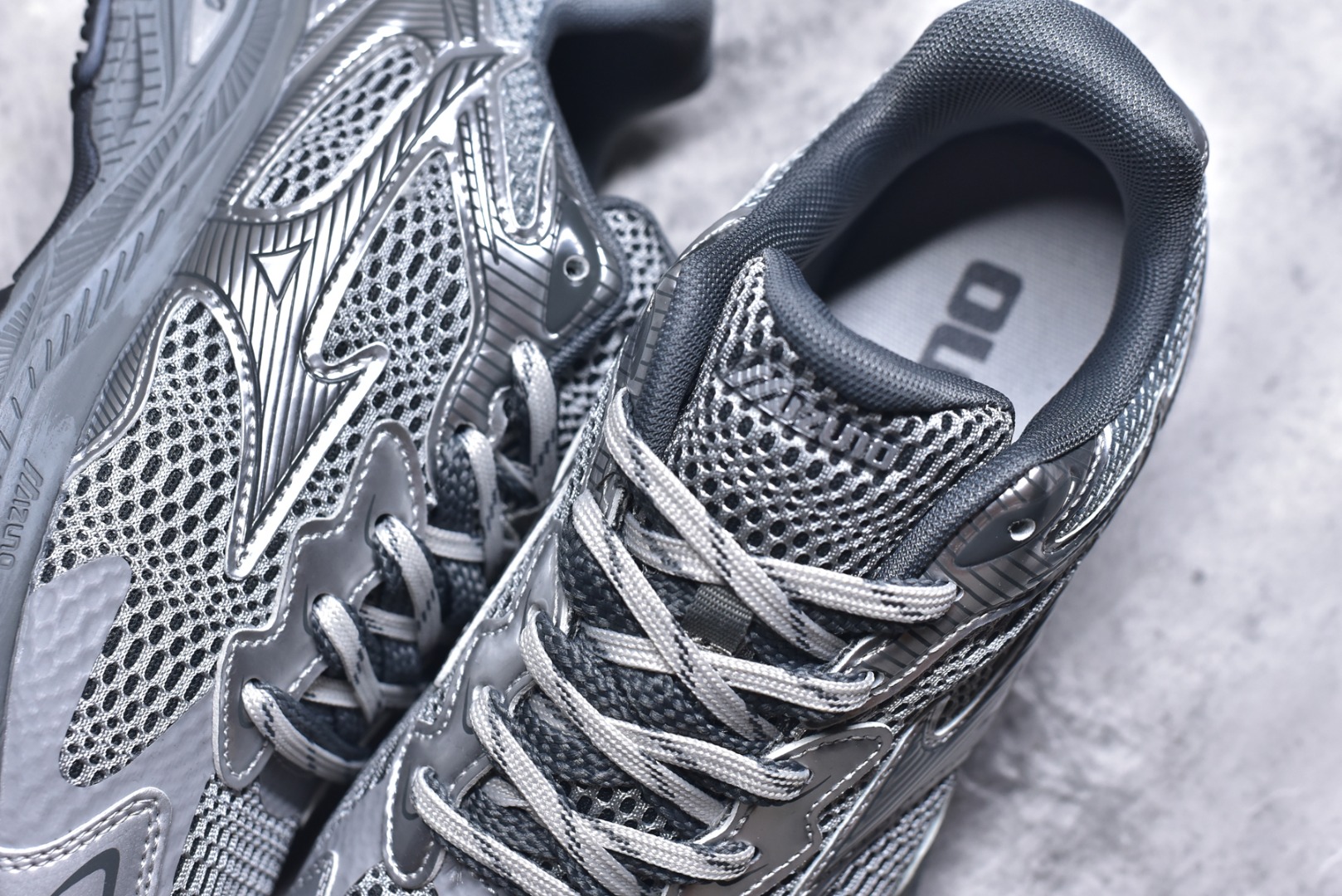 图片[9]-#Mizuno Racer S 潮流复古防滑耐磨透气 低帮 休闲训练长跑短跑城市通勤跑步鞋 美津浓（Mizuno）是日本美津浓株式会社于1906年创立的运动品牌，经过一个多世纪的不断努力现已成为世界著名的运动器具、服装和鞋类生产商。美津浓力求服务于各类运动项目，并竭力使运动生活更加愉快和振奋。产品种类齐全，覆盖几乎全部主要运动项目，达到30万多个品类。尺码：36 36.5 37.5 38 38.5 39 40 40.5 41 42 42.5 43 44 44.5 45-选品中心