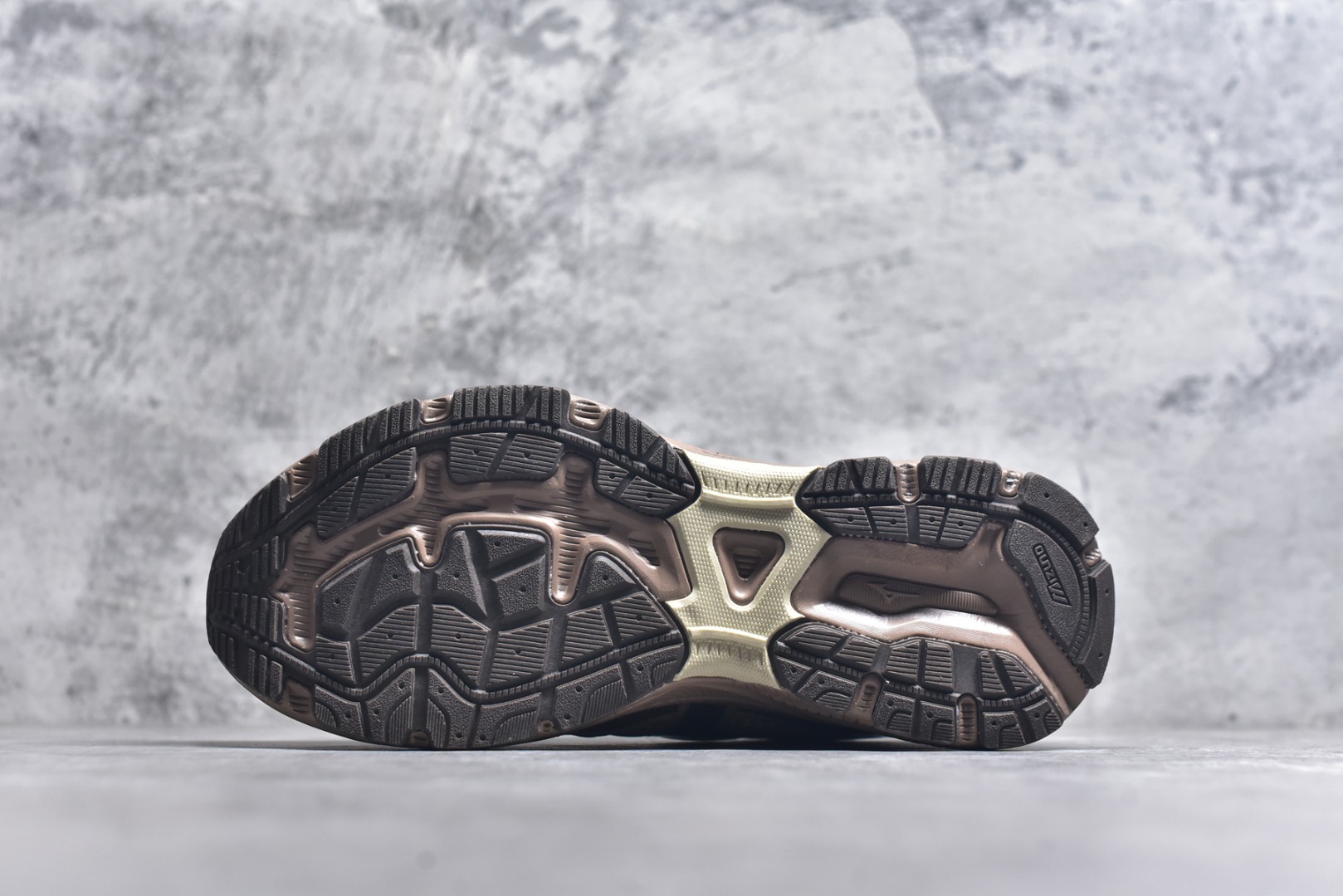 图片[6]-#Mizuno Racer S 潮流复古防滑耐磨透气 低帮 休闲训练长跑短跑城市通勤跑步鞋 美津浓（Mizuno）是日本美津浓株式会社于1906年创立的运动品牌，经过一个多世纪的不断努力现已成为世界著名的运动器具、服装和鞋类生产商。美津浓力求服务于各类运动项目，并竭力使运动生活更加愉快和振奋。产品种类齐全，覆盖几乎全部主要运动项目，达到30万多个品类。尺码：36 36.5 37.5 38 38.5 39 40 40.5 41 42 42.5 43 44 44.5 45-选品中心