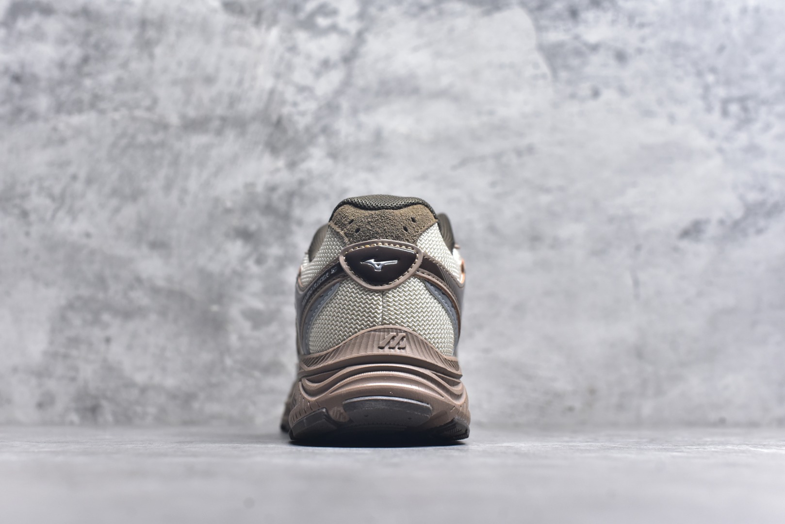 图片[5]-#Mizuno Racer S 潮流复古防滑耐磨透气 低帮 休闲训练长跑短跑城市通勤跑步鞋 美津浓（Mizuno）是日本美津浓株式会社于1906年创立的运动品牌，经过一个多世纪的不断努力现已成为世界著名的运动器具、服装和鞋类生产商。美津浓力求服务于各类运动项目，并竭力使运动生活更加愉快和振奋。产品种类齐全，覆盖几乎全部主要运动项目，达到30万多个品类。尺码：36 36.5 37.5 38 38.5 39 40 40.5 41 42 42.5 43 44 44.5 45-选品中心