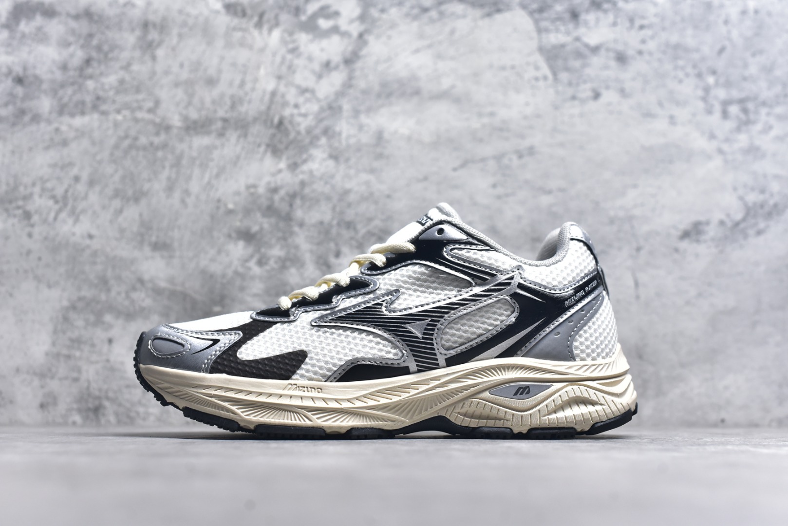 #Mizuno Racer S 潮流复古防滑耐磨透气 低帮 休闲训练长跑短跑城市通勤跑步鞋 美津浓（Mizuno）是日本美津浓株式会社于1906年创立的运动品牌，经过一个多世纪的不断努力现已成为世界著名的运动器具、服装和鞋类生产商。美津浓力求服务于各类运动项目，并竭力使运动生活更加愉快和振奋。产品种类齐全，覆盖几乎全部主要运动项目，达到30万多个品类。尺码：36 36.5 37.5 38 38.5 39 40 40.5 41 42 42.5 43 44 44.5 45-选品中心