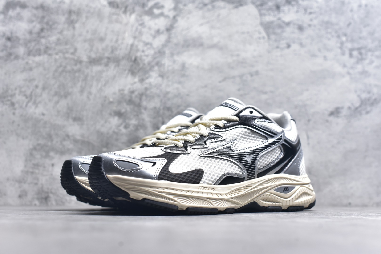 图片[2]-#Mizuno Racer S 潮流复古防滑耐磨透气 低帮 休闲训练长跑短跑城市通勤跑步鞋 美津浓（Mizuno）是日本美津浓株式会社于1906年创立的运动品牌，经过一个多世纪的不断努力现已成为世界著名的运动器具、服装和鞋类生产商。美津浓力求服务于各类运动项目，并竭力使运动生活更加愉快和振奋。产品种类齐全，覆盖几乎全部主要运动项目，达到30万多个品类。尺码：36 36.5 37.5 38 38.5 39 40 40.5 41 42 42.5 43 44 44.5 45-选品中心