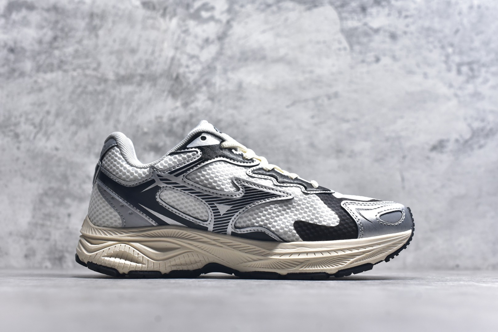 图片[3]-#Mizuno Racer S 潮流复古防滑耐磨透气 低帮 休闲训练长跑短跑城市通勤跑步鞋 美津浓（Mizuno）是日本美津浓株式会社于1906年创立的运动品牌，经过一个多世纪的不断努力现已成为世界著名的运动器具、服装和鞋类生产商。美津浓力求服务于各类运动项目，并竭力使运动生活更加愉快和振奋。产品种类齐全，覆盖几乎全部主要运动项目，达到30万多个品类。尺码：36 36.5 37.5 38 38.5 39 40 40.5 41 42 42.5 43 44 44.5 45-选品中心