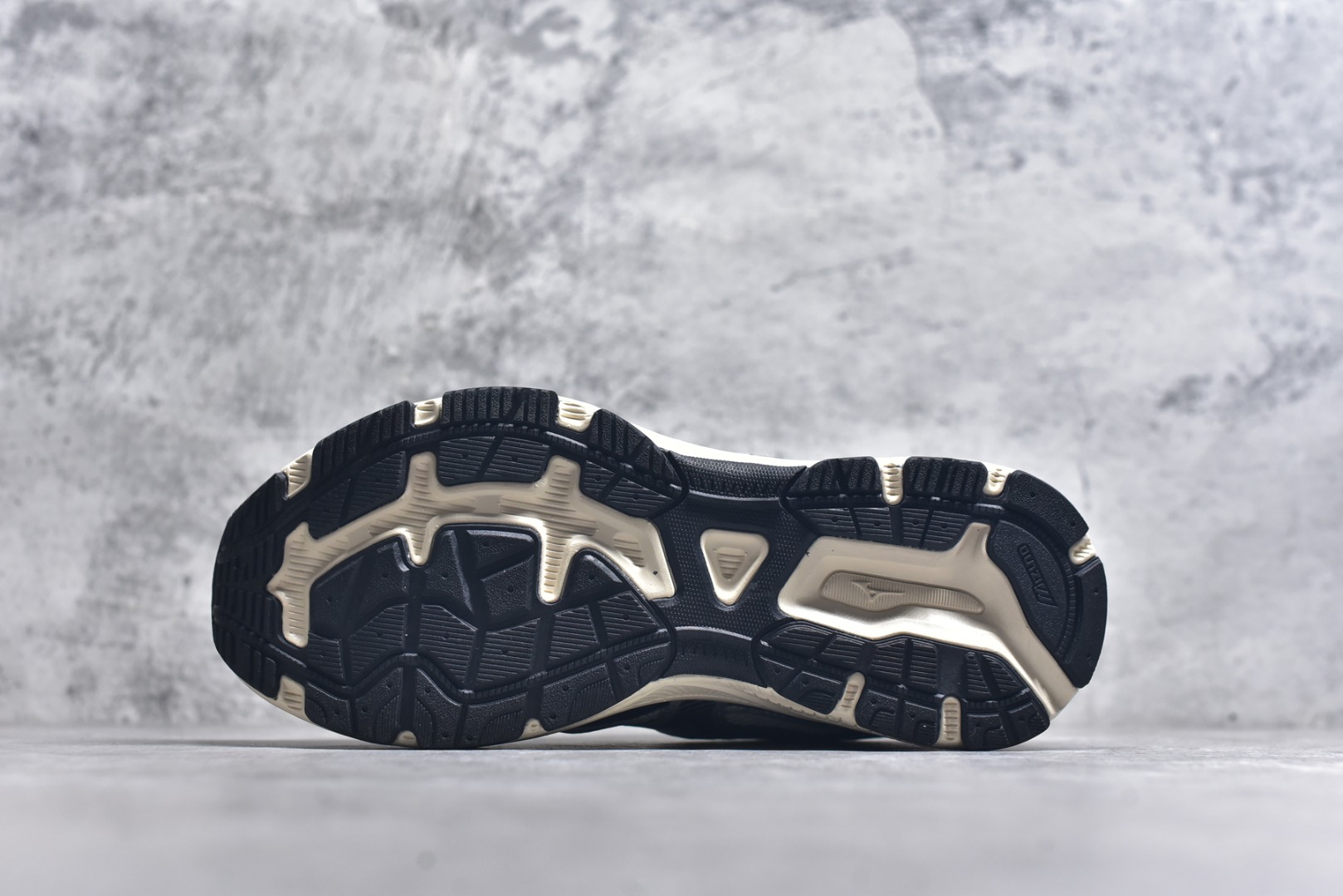 图片[6]-#Mizuno Racer S 潮流复古防滑耐磨透气 低帮 休闲训练长跑短跑城市通勤跑步鞋 美津浓（Mizuno）是日本美津浓株式会社于1906年创立的运动品牌，经过一个多世纪的不断努力现已成为世界著名的运动器具、服装和鞋类生产商。美津浓力求服务于各类运动项目，并竭力使运动生活更加愉快和振奋。产品种类齐全，覆盖几乎全部主要运动项目，达到30万多个品类。尺码：36 36.5 37.5 38 38.5 39 40 40.5 41 42 42.5 43 44 44.5 45-选品中心