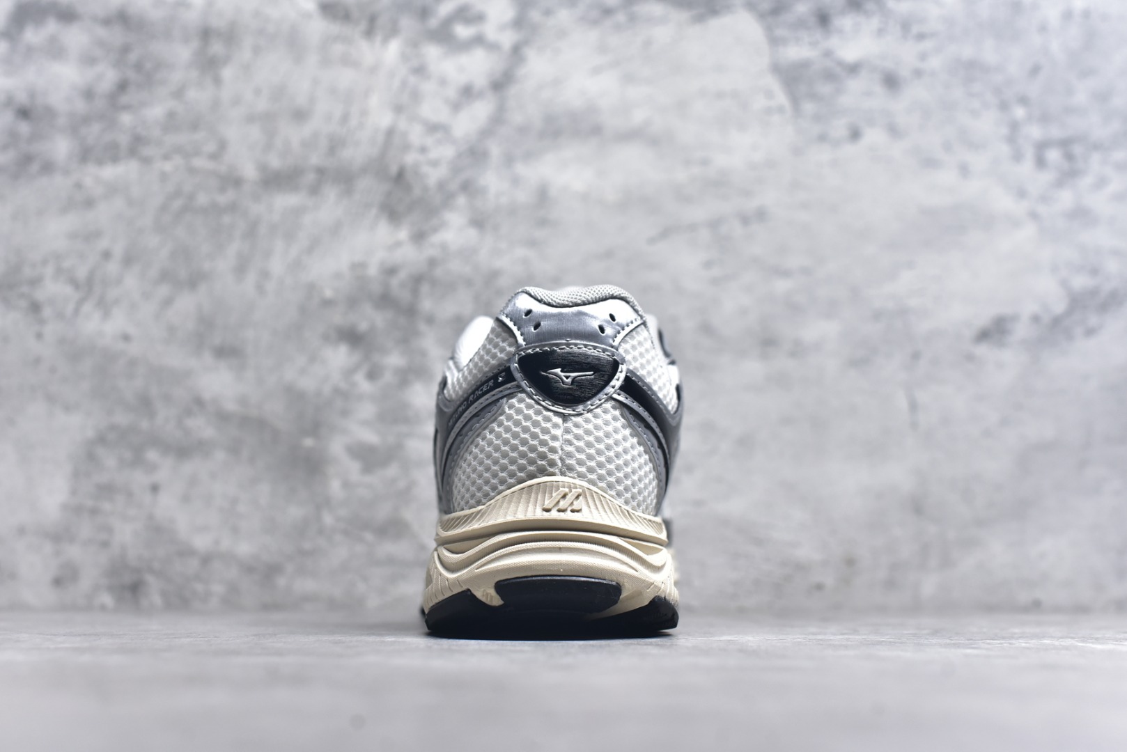 图片[5]-#Mizuno Racer S 潮流复古防滑耐磨透气 低帮 休闲训练长跑短跑城市通勤跑步鞋 美津浓（Mizuno）是日本美津浓株式会社于1906年创立的运动品牌，经过一个多世纪的不断努力现已成为世界著名的运动器具、服装和鞋类生产商。美津浓力求服务于各类运动项目，并竭力使运动生活更加愉快和振奋。产品种类齐全，覆盖几乎全部主要运动项目，达到30万多个品类。尺码：36 36.5 37.5 38 38.5 39 40 40.5 41 42 42.5 43 44 44.5 45-选品中心