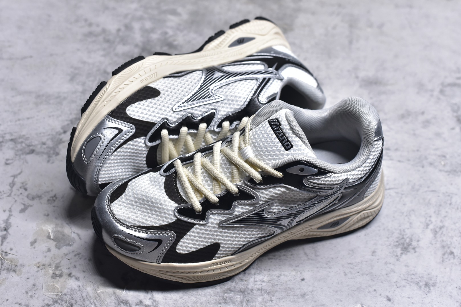 图片[7]-#Mizuno Racer S 潮流复古防滑耐磨透气 低帮 休闲训练长跑短跑城市通勤跑步鞋 美津浓（Mizuno）是日本美津浓株式会社于1906年创立的运动品牌，经过一个多世纪的不断努力现已成为世界著名的运动器具、服装和鞋类生产商。美津浓力求服务于各类运动项目，并竭力使运动生活更加愉快和振奋。产品种类齐全，覆盖几乎全部主要运动项目，达到30万多个品类。尺码：36 36.5 37.5 38 38.5 39 40 40.5 41 42 42.5 43 44 44.5 45-选品中心