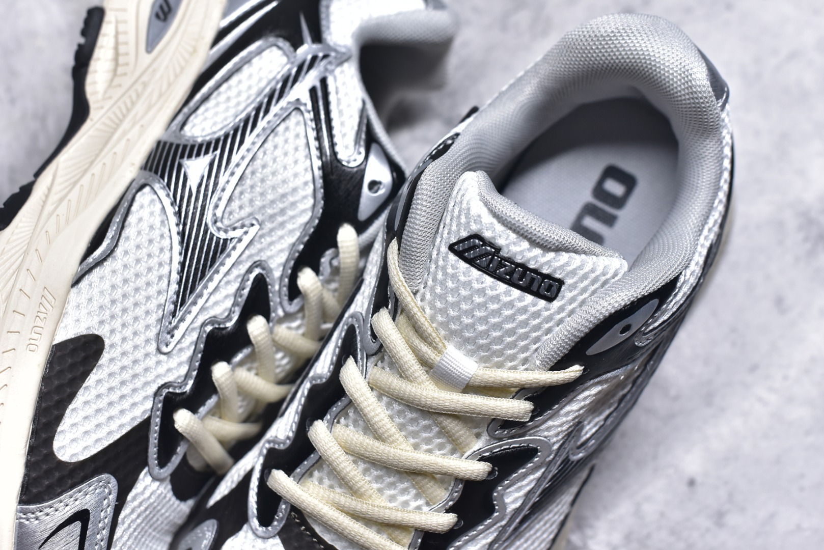 图片[9]-#Mizuno Racer S 潮流复古防滑耐磨透气 低帮 休闲训练长跑短跑城市通勤跑步鞋 美津浓（Mizuno）是日本美津浓株式会社于1906年创立的运动品牌，经过一个多世纪的不断努力现已成为世界著名的运动器具、服装和鞋类生产商。美津浓力求服务于各类运动项目，并竭力使运动生活更加愉快和振奋。产品种类齐全，覆盖几乎全部主要运动项目，达到30万多个品类。尺码：36 36.5 37.5 38 38.5 39 40 40.5 41 42 42.5 43 44 44.5 45-选品中心