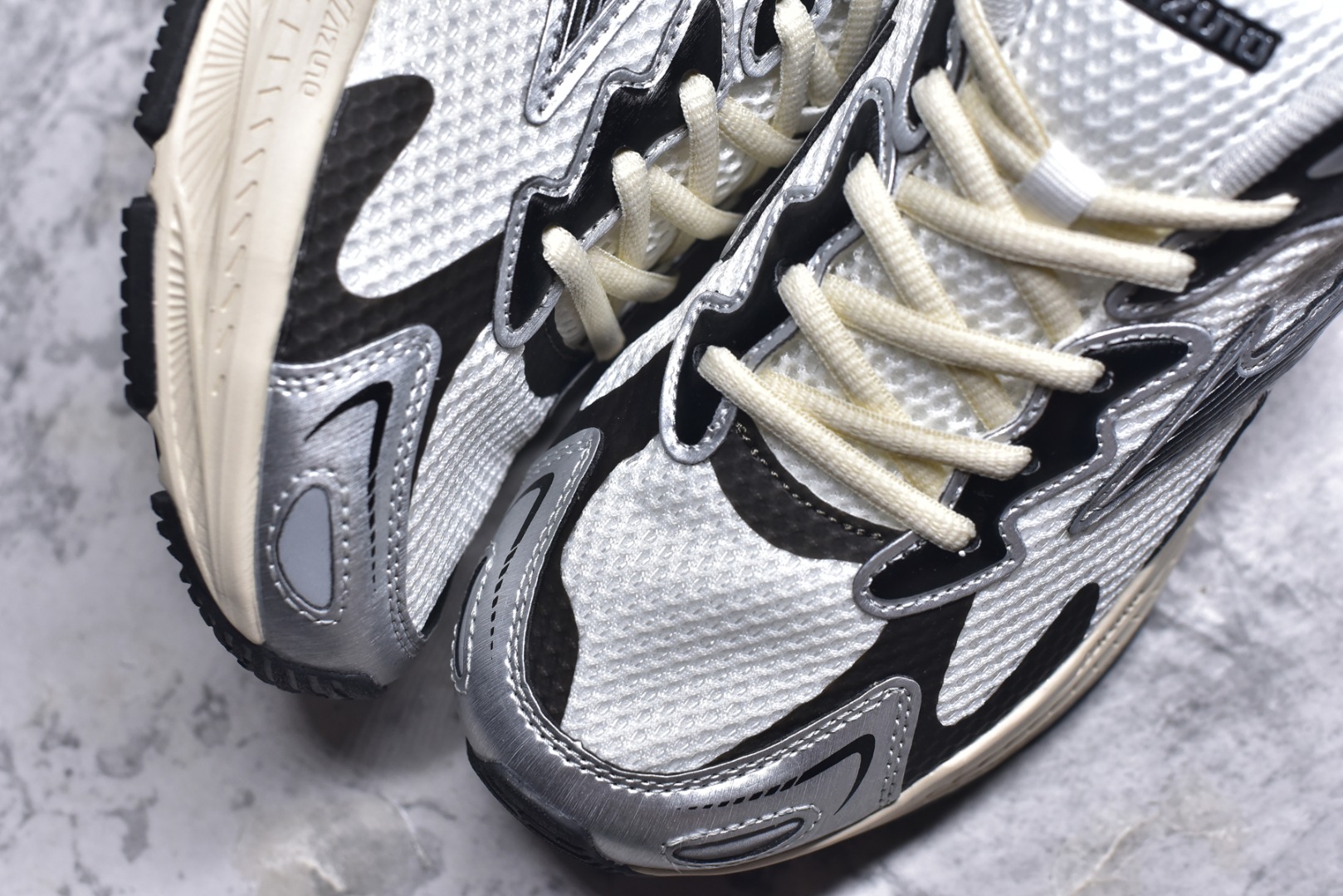 图片[8]-#Mizuno Racer S 潮流复古防滑耐磨透气 低帮 休闲训练长跑短跑城市通勤跑步鞋 美津浓（Mizuno）是日本美津浓株式会社于1906年创立的运动品牌，经过一个多世纪的不断努力现已成为世界著名的运动器具、服装和鞋类生产商。美津浓力求服务于各类运动项目，并竭力使运动生活更加愉快和振奋。产品种类齐全，覆盖几乎全部主要运动项目，达到30万多个品类。尺码：36 36.5 37.5 38 38.5 39 40 40.5 41 42 42.5 43 44 44.5 45-选品中心