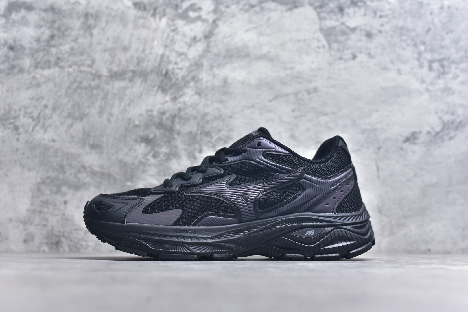 #Mizuno Racer S 潮流复古防滑耐磨透气 低帮 休闲训练长跑短跑城市通勤跑步鞋 美津浓（Mizuno）是日本美津浓株式会社于1906年创立的运动品牌，经过一个多世纪的不断努力现已成为世界著名的运动器具、服装和鞋类生产商。美津浓力求服务于各类运动项目，并竭力使运动生活更加愉快和振奋。产品种类齐全，覆盖几乎全部主要运动项目，达到30万多个品类。尺码：36 36.5 37.5 38 38.5 39 40 40.5 41 42 42.5 43 44 44.5 45-选品中心