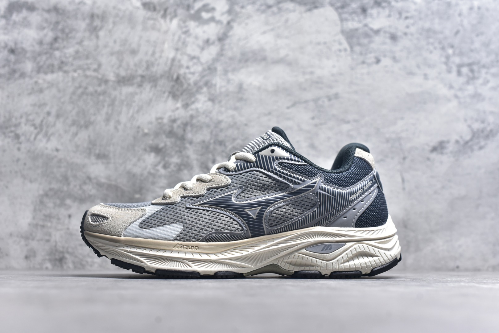 #Mizuno Racer S 潮流复古防滑耐磨透气 低帮 休闲训练长跑短跑城市通勤跑步鞋 美津浓（Mizuno）是日本美津浓株式会社于1906年创立的运动品牌，经过一个多世纪的不断努力现已成为世界著名的运动器具、服装和鞋类生产商。美津浓力求服务于各类运动项目，并竭力使运动生活更加愉快和振奋。产品种类齐全，覆盖几乎全部主要运动项目，达到30万多个品类。尺码：36 36.5 37.5 38 38.5 39 40 40.5 41 42 42.5 43 44 44.5 45-选品中心