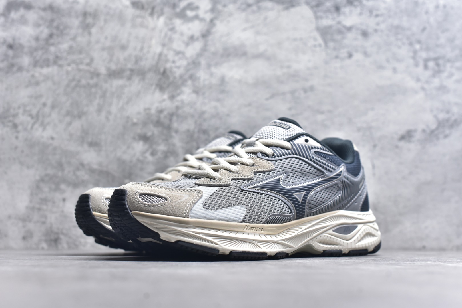 图片[2]-#Mizuno Racer S 潮流复古防滑耐磨透气 低帮 休闲训练长跑短跑城市通勤跑步鞋 美津浓（Mizuno）是日本美津浓株式会社于1906年创立的运动品牌，经过一个多世纪的不断努力现已成为世界著名的运动器具、服装和鞋类生产商。美津浓力求服务于各类运动项目，并竭力使运动生活更加愉快和振奋。产品种类齐全，覆盖几乎全部主要运动项目，达到30万多个品类。尺码：36 36.5 37.5 38 38.5 39 40 40.5 41 42 42.5 43 44 44.5 45-选品中心